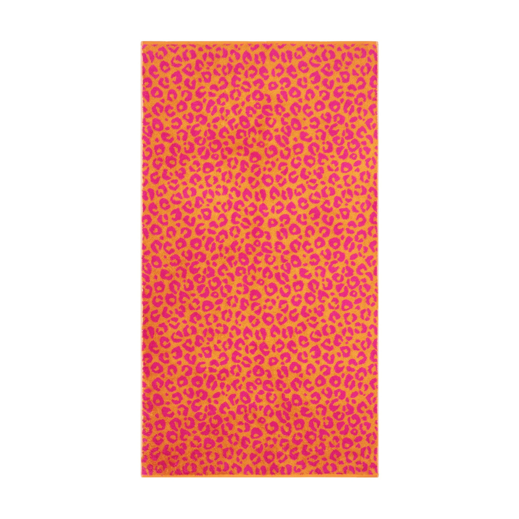 Duschtuch in der Farbe Pink mit Leopardenmuster in kräftigem Pink und Orange, flach und vollständig auf weißem Hintergrund gezeigt.