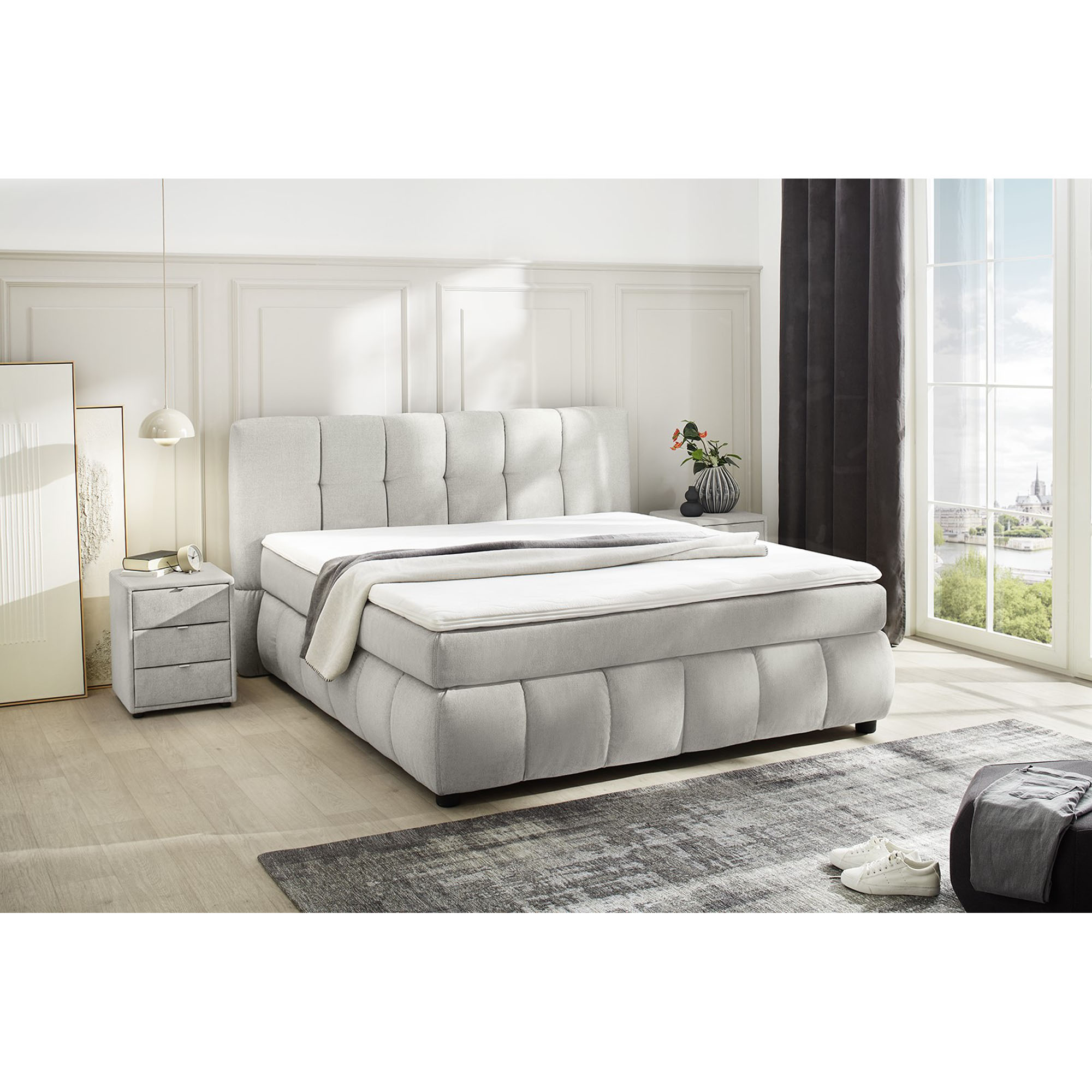 Boxspringbett mit Liegefläche 180×200 cm in Greige, dargestellt in einem Milieubild in einem Schlafzimmer