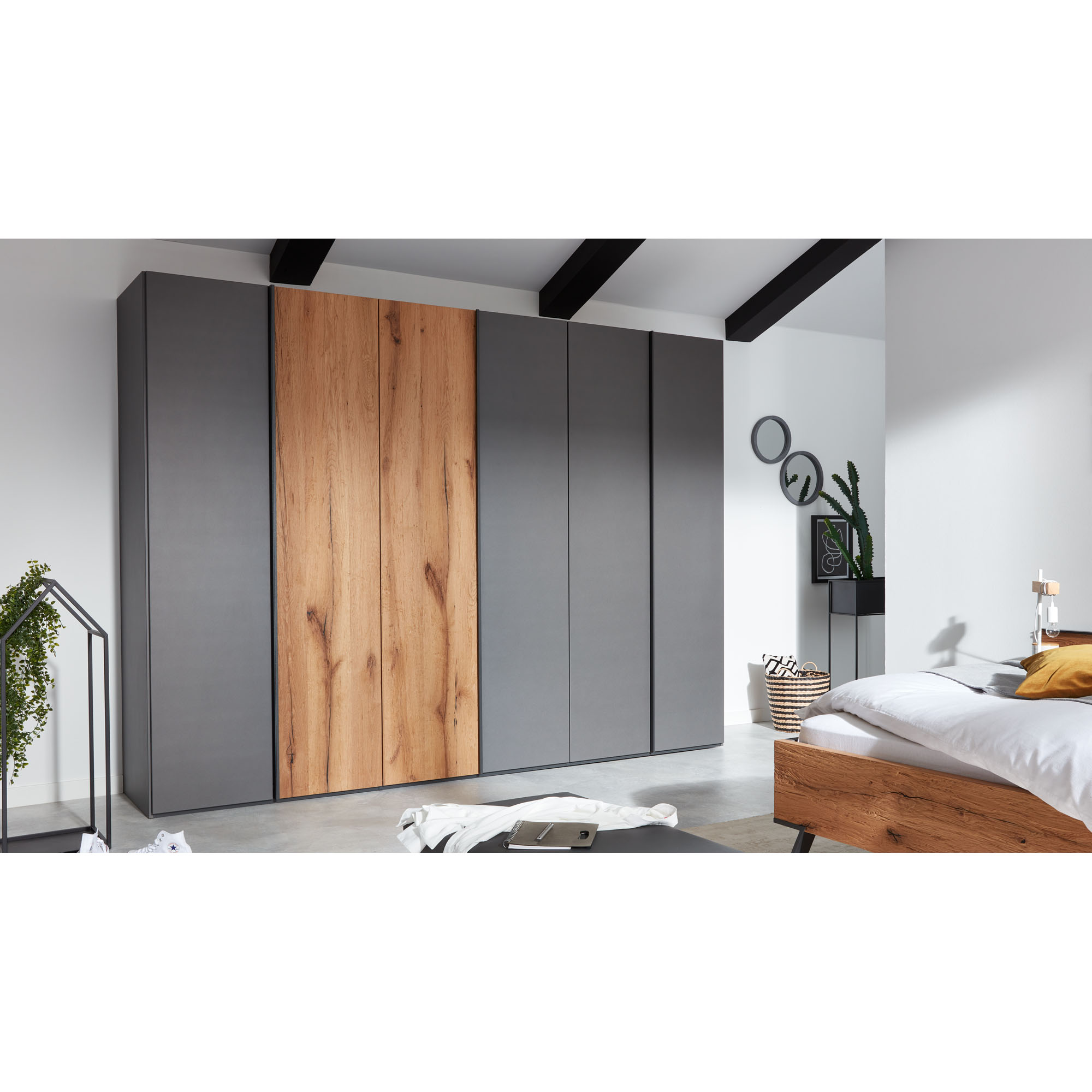 Interliving 1025 Kleiderschrank mit Holzoptik und grauen Türen in einem modern eingerichteten Schlafzimmer