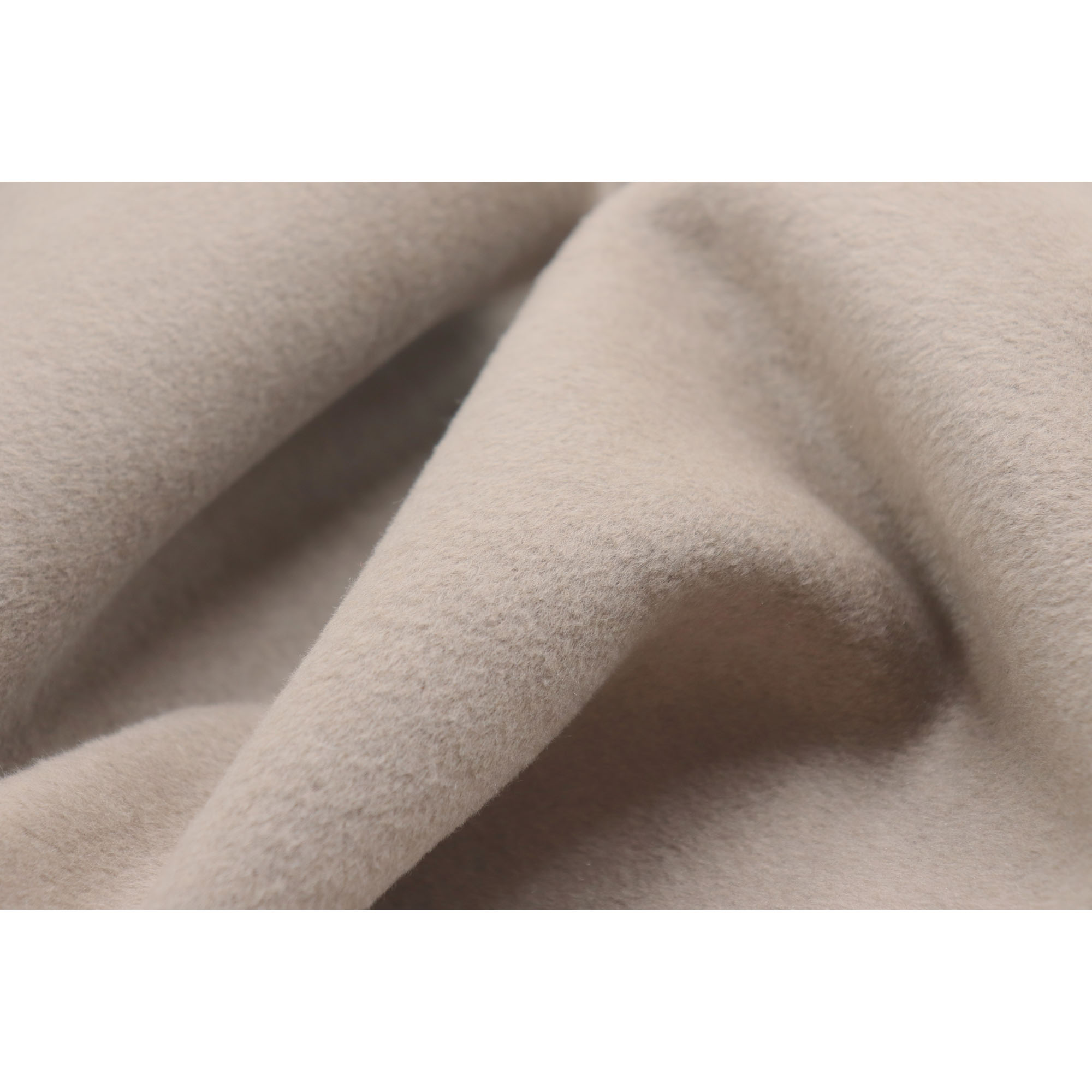 Detail der Wohndecke CottonSense palisade mit glatter taupefarbener Stofffalte und weicher Oberfläche.