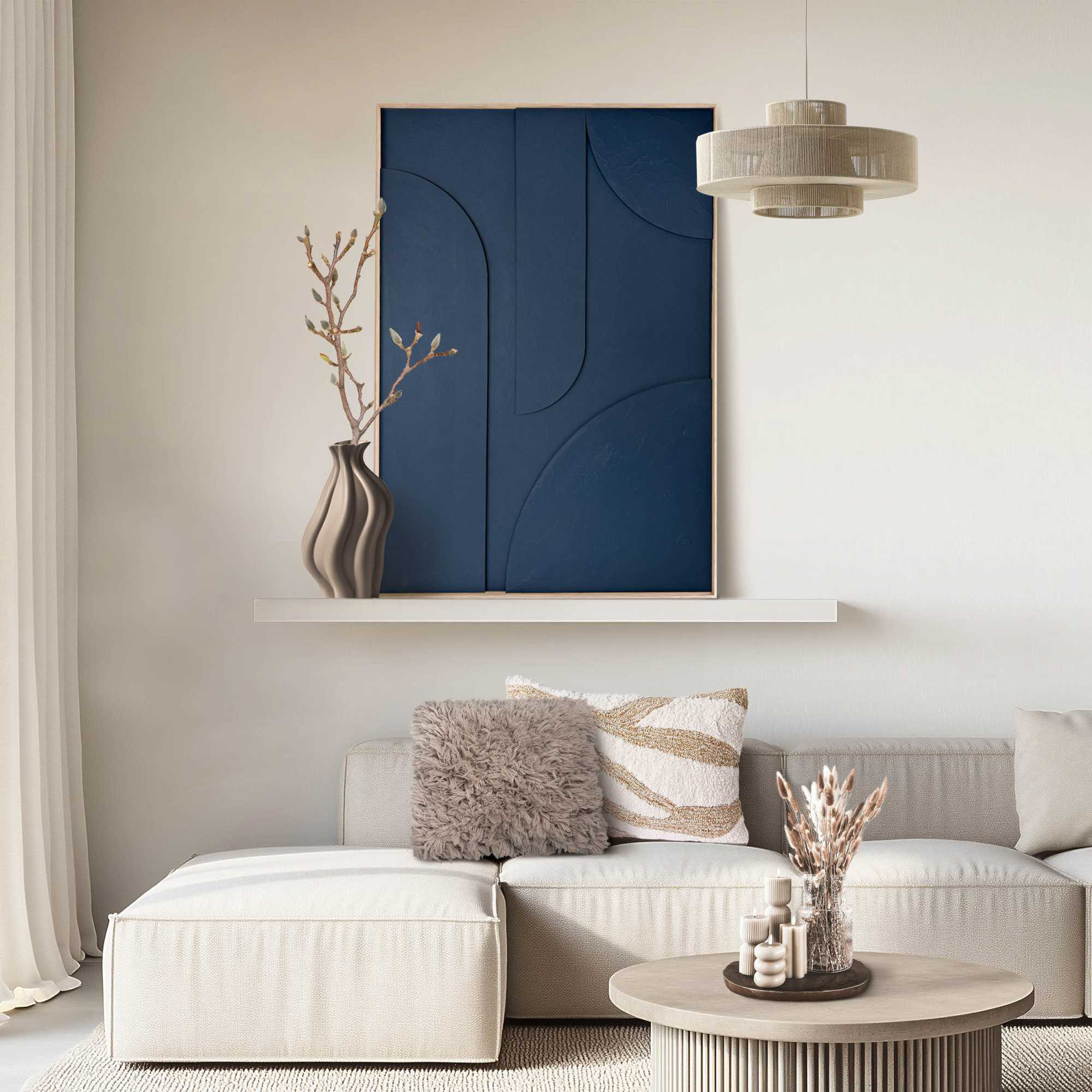 Das Wandbild „Saturn - blue“ in Blau, 70 × 100 cm, hängt in einem eingerichteten Wohnraum und zeigt die Größenwirkung an der Wand.