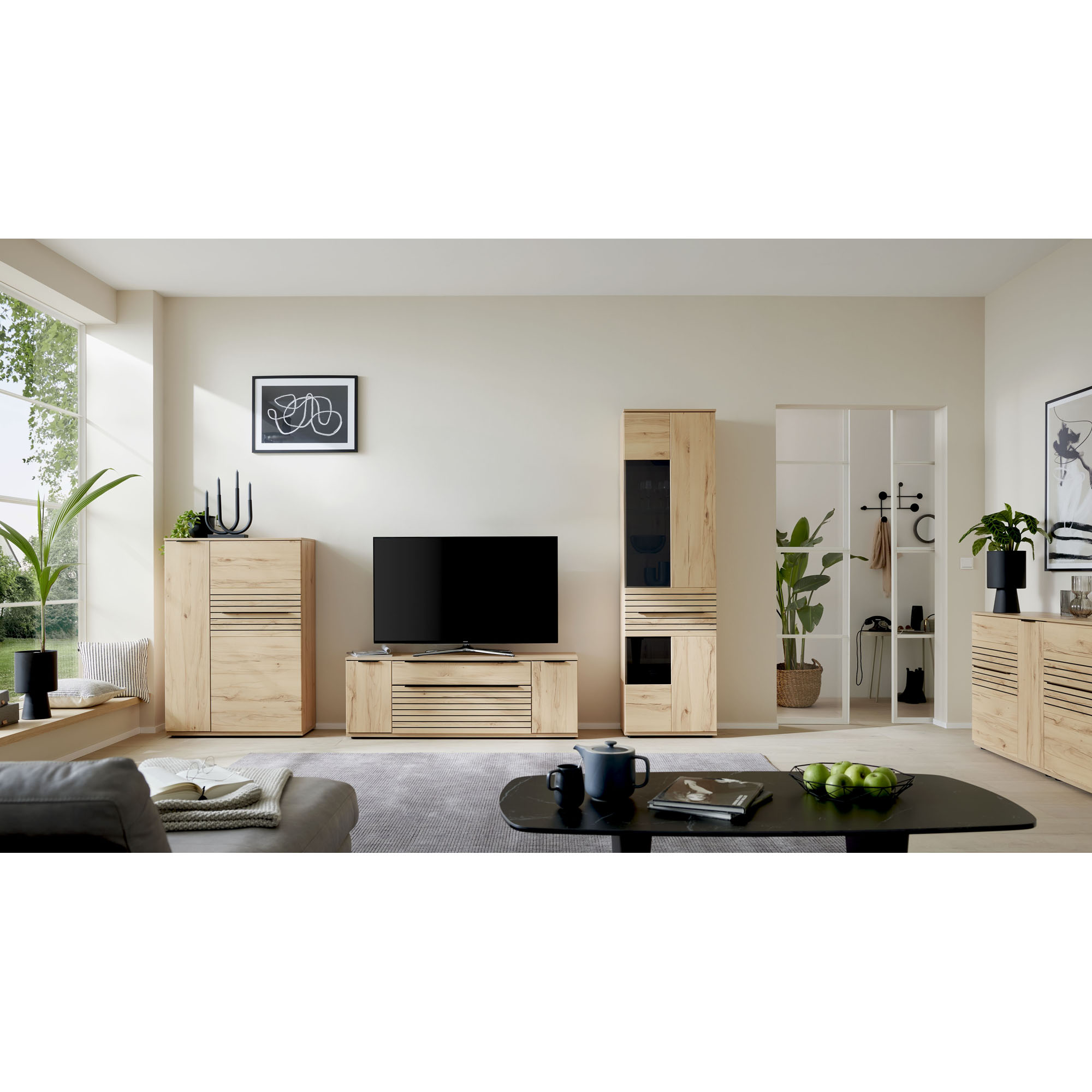 Interliving 2032 Highboard Lowboard und Vitrine kombiniert in modernem Wohnzimmer mit Dekoration