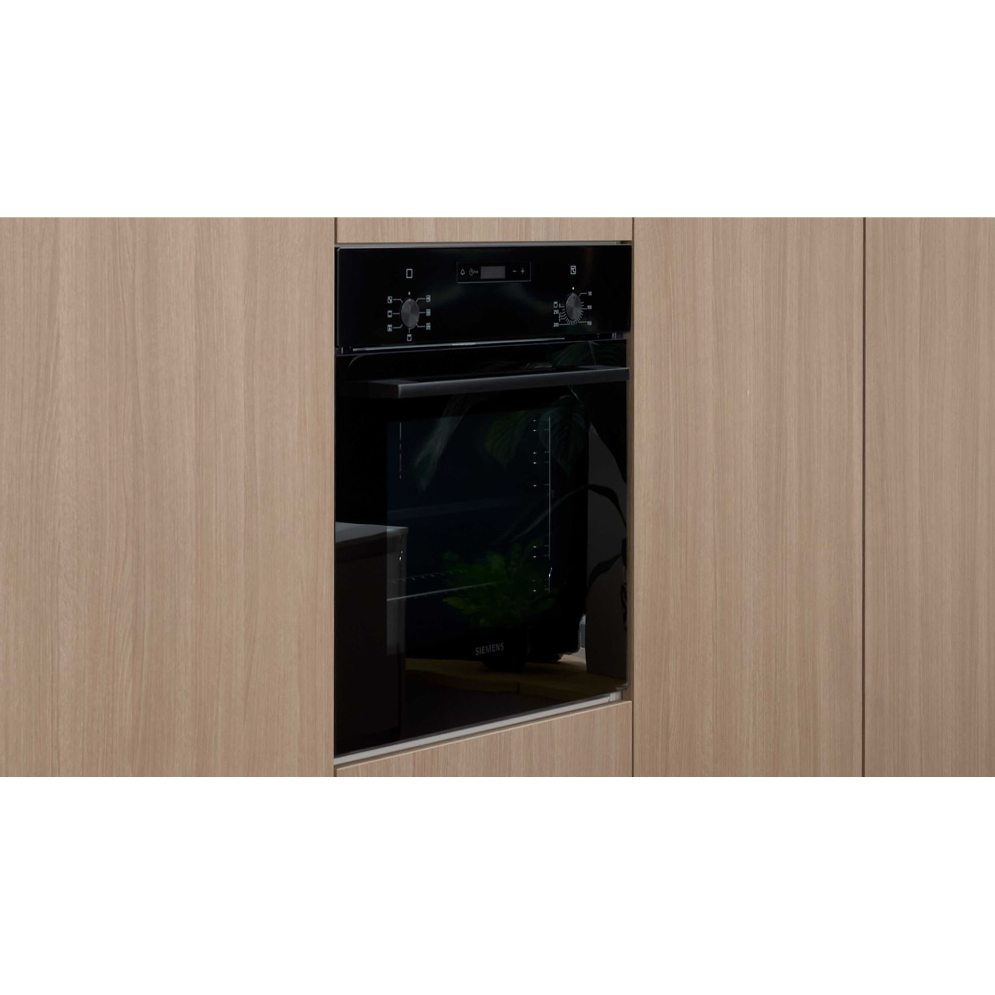 Nahaufnahme eines schwarzen Einbaubackofens, integriert in eine Gerätewand aus Holzoptik.