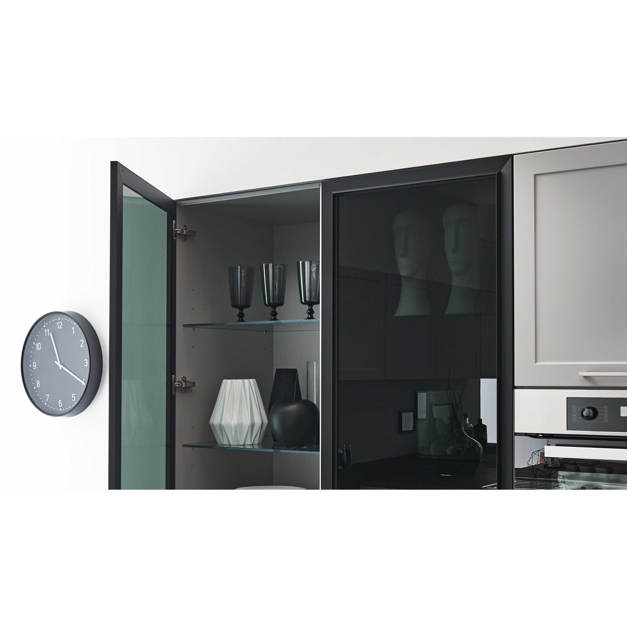 geöffnete Glasvitrine mit Gläsern, Dekorobjekten und Glasböden