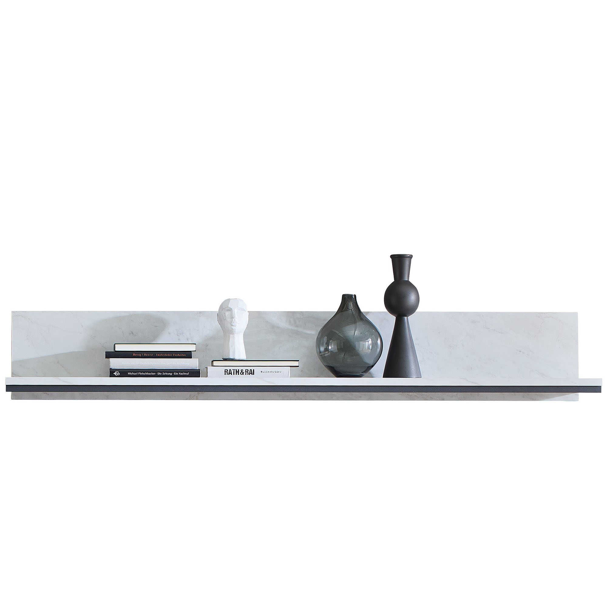 Wandboard in heller Marmoroptik mit Büchern, Vasen und dekorativen Wohnaccessoires.