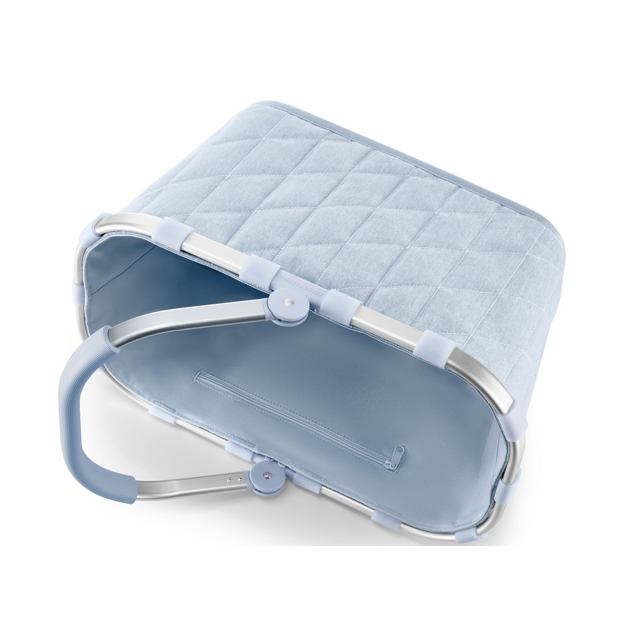  Reisenthel Carrybag in Rhombus Denim mit geöffnetem Innenraum, hellblauem Rautenmuster und stabilem Tragebügel