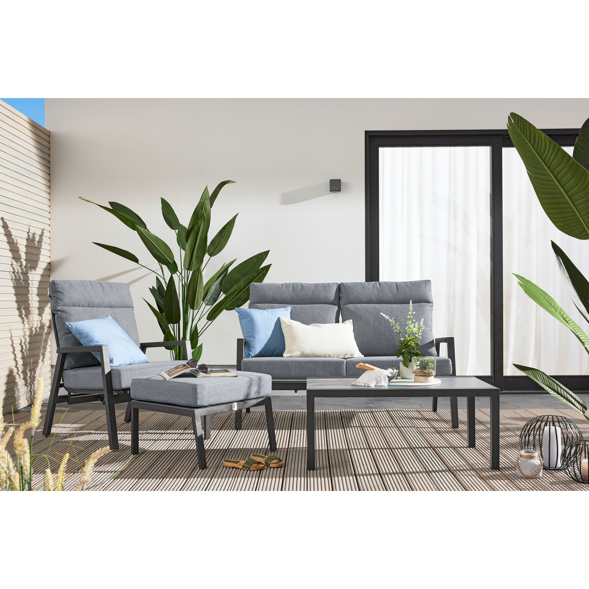 Gartenhocker im Einsatz als Teil einer Sitzgruppe auf einer Terrasse