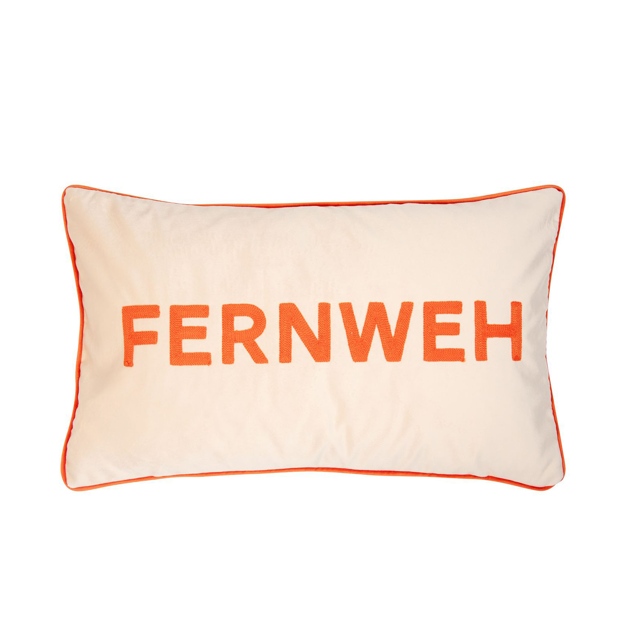 Cremefarbene Kissenhülle Letters, 30 × 50 cm, mit großem orangefarbenem Schriftzug „FERNWEH“ und orangefarbener Paspel.