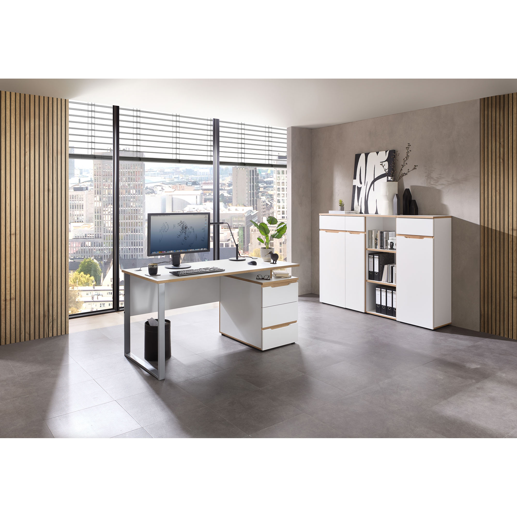 Helles Büro mit großem Fenster, Schreibtisch und mehreren weißen Möbelstücken inklusive offenem Regal und Schränken