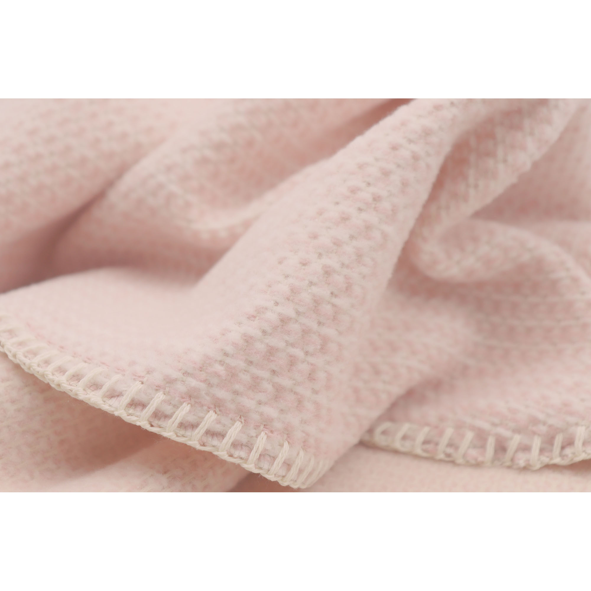 Detail der Babydecke Cotton rose mit heller Ziernaht entlang des rosafarbenen Saums.