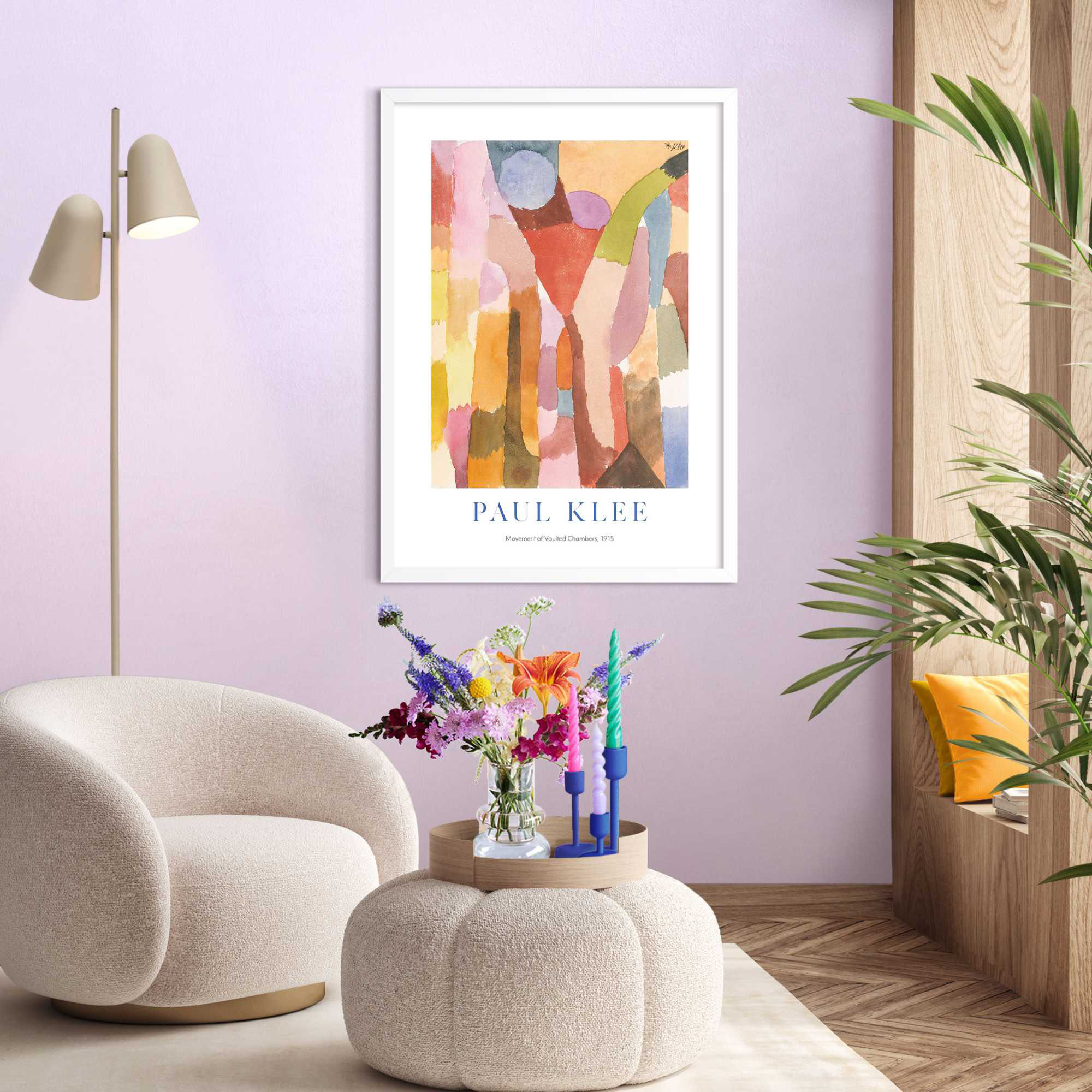 Das Wandbild „Paul Klee Colours I“ in Mehrfarbig, 50 × 70 cm, hängt in einem eingerichteten Wohnraum und zeigt die Größenwirkung an der Wand.