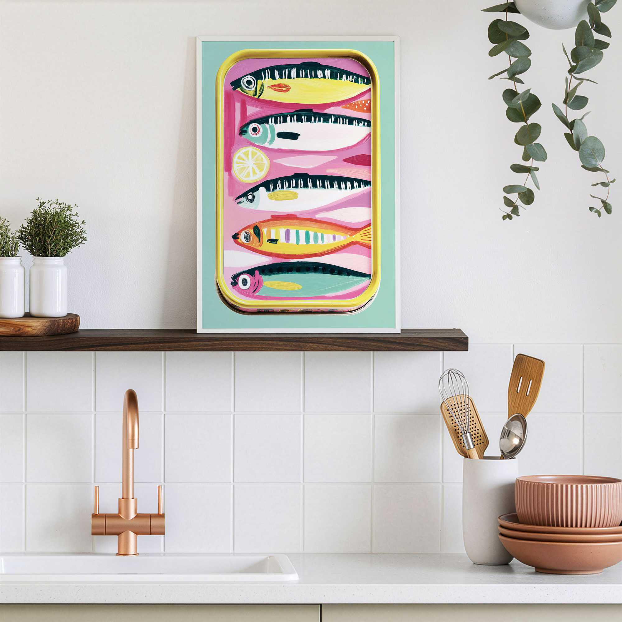 Das Wandbild „Sardines“ in Mehrfarbig, 20 × 30 cm, hängt in einem eingerichteten Wohnraum und zeigt die Größenwirkung an der Wand.