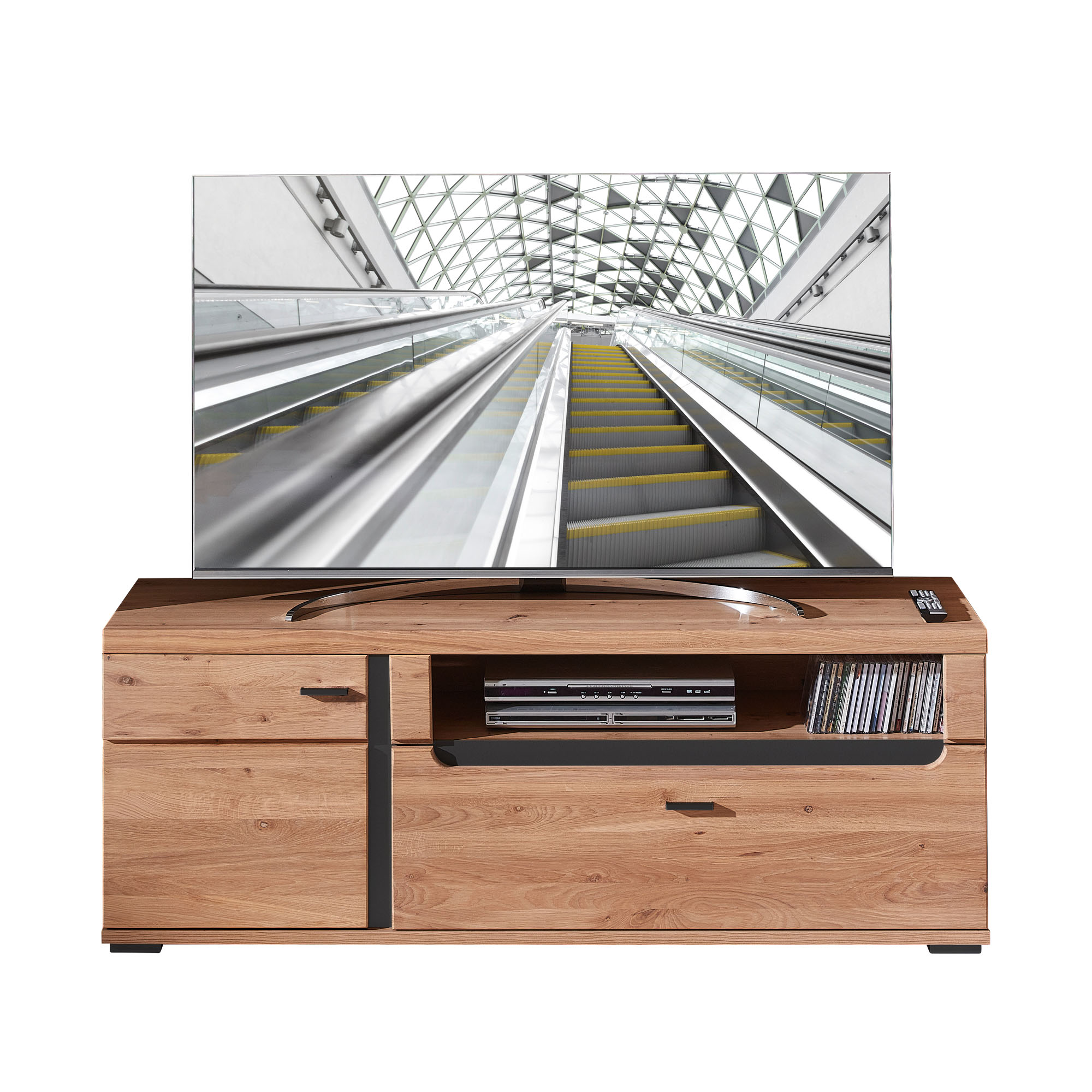Frontalansicht eines TV-Lowboards aus hellem Holz mit Fernseher darauf; offene Fächer mit Geräten und CDs sowie geschlossene Bereiche sind sichtbar.