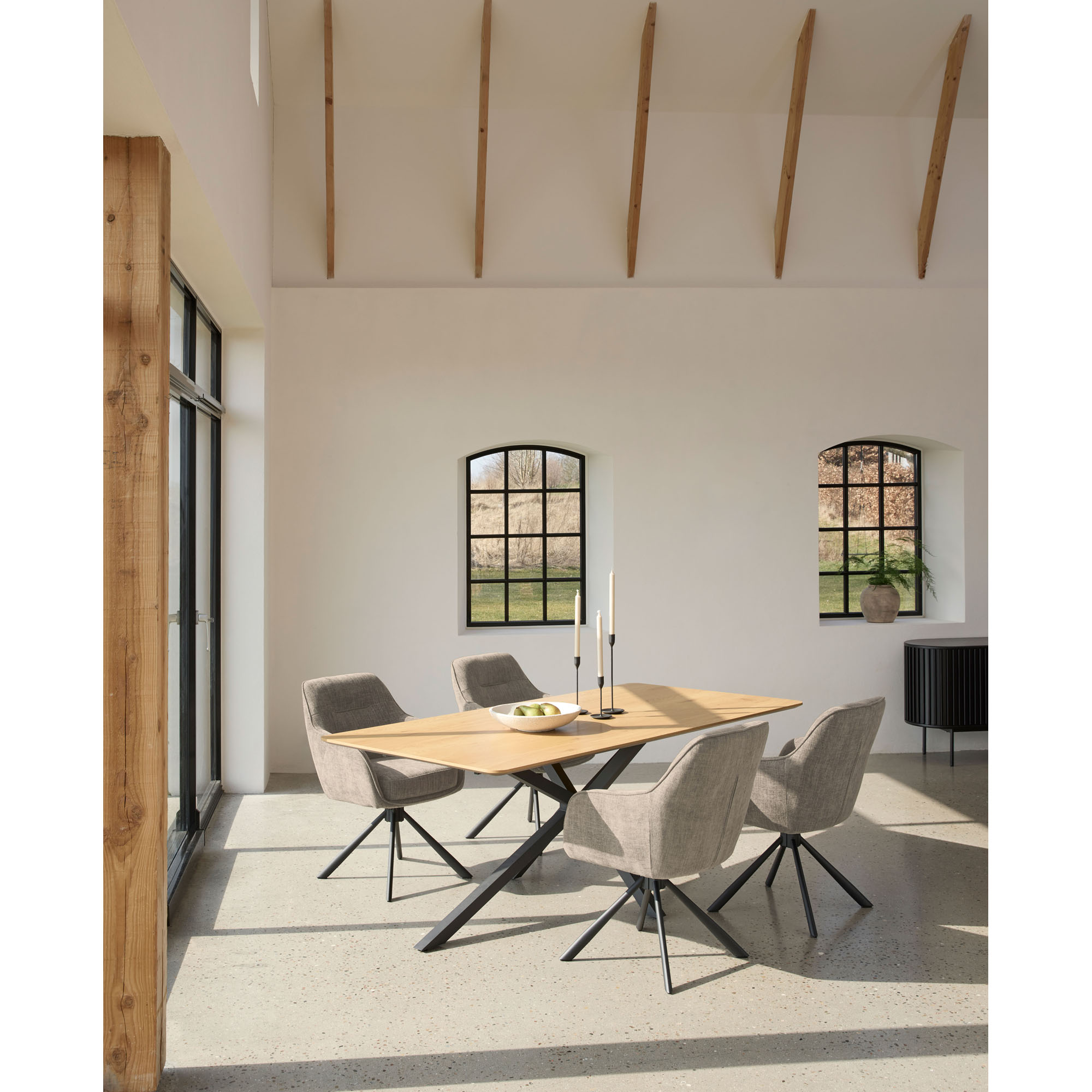 Armlehnstuhl mit schwarzem Gestell und Linen-Bezug, dargestellt in einem Esszimmer