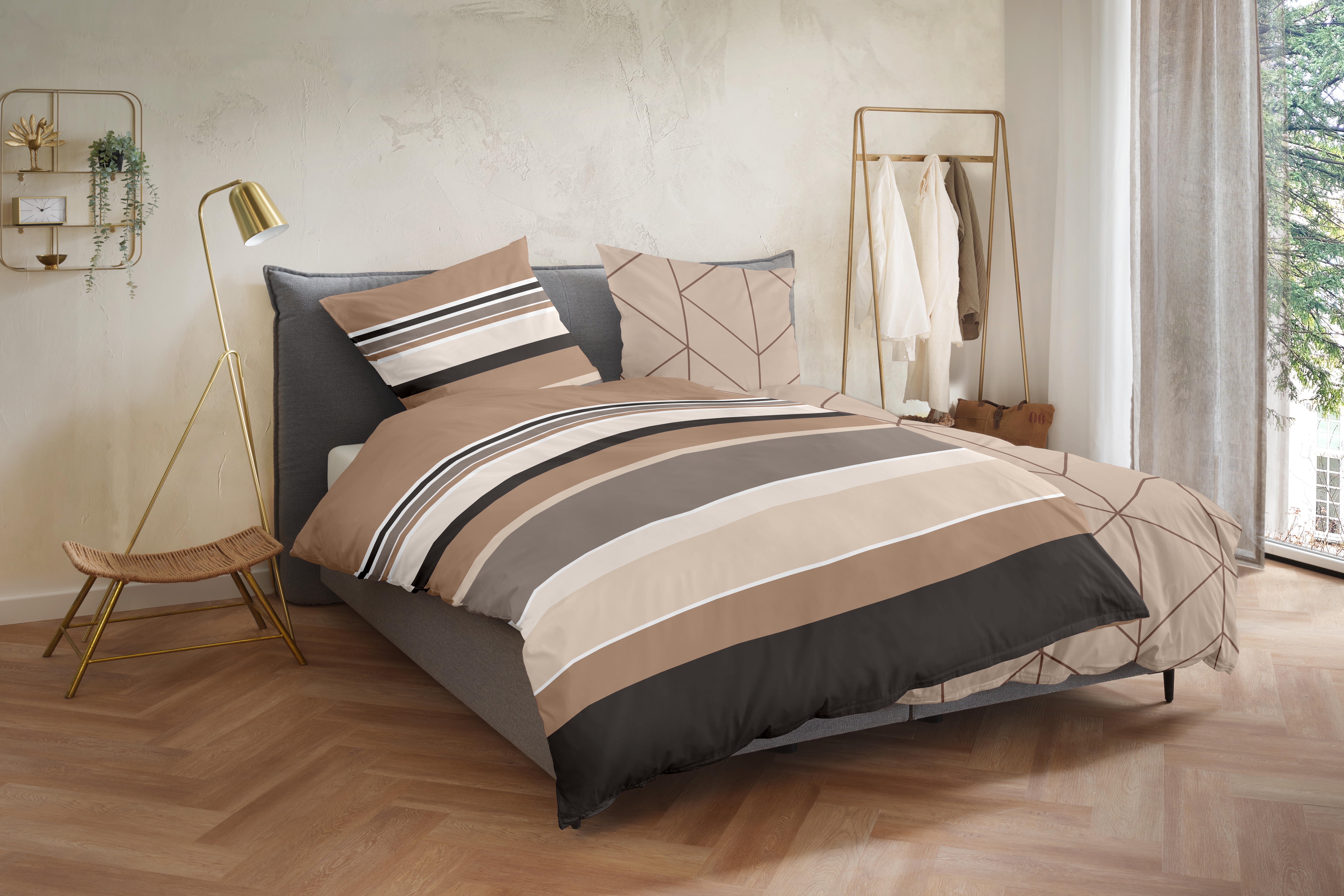 Doppelbett mit Bettwäsche in breiten braunen, beigen, grauen und weißen Streifen; Größe 135 x 200 cm.