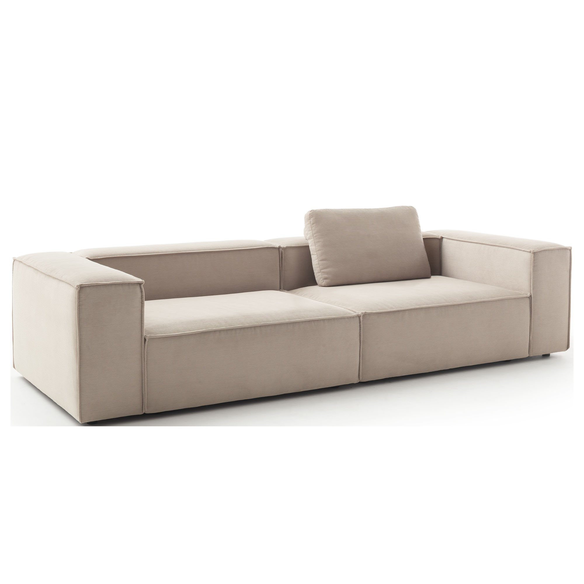 Sofa in schräger Ansicht mit breiten Armlehnen und einem Rückenkissen vor weißem Hintergrund