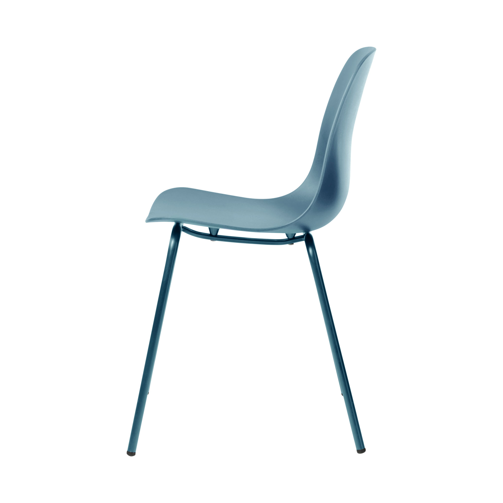 Minimalistischer Stuhl mit blauer Sitzschale und Metallgestell, seitlich aufgenommen