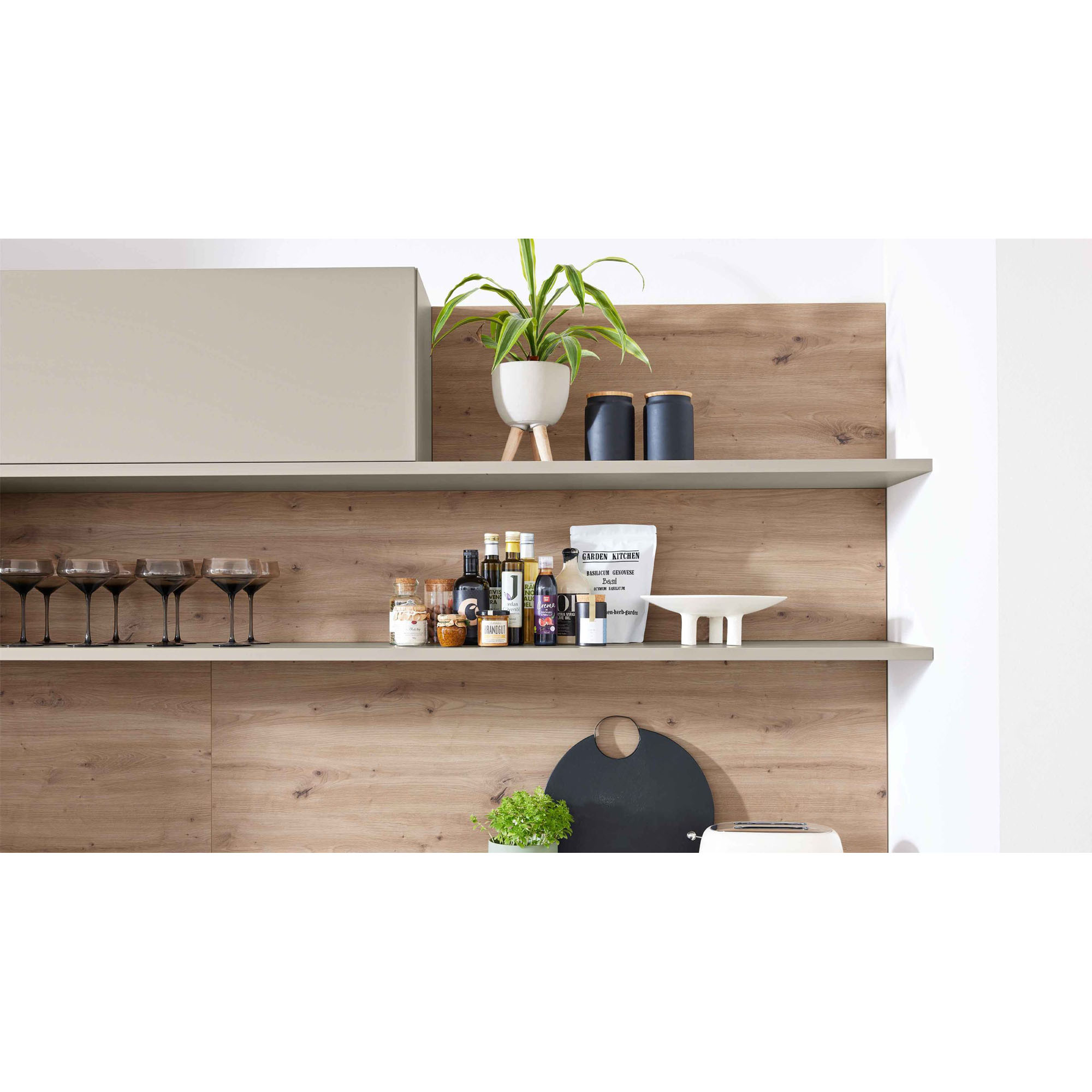 offene Küchenregale mit Gläsern, Kräutern und Flaschen auf einer Holzrückwand