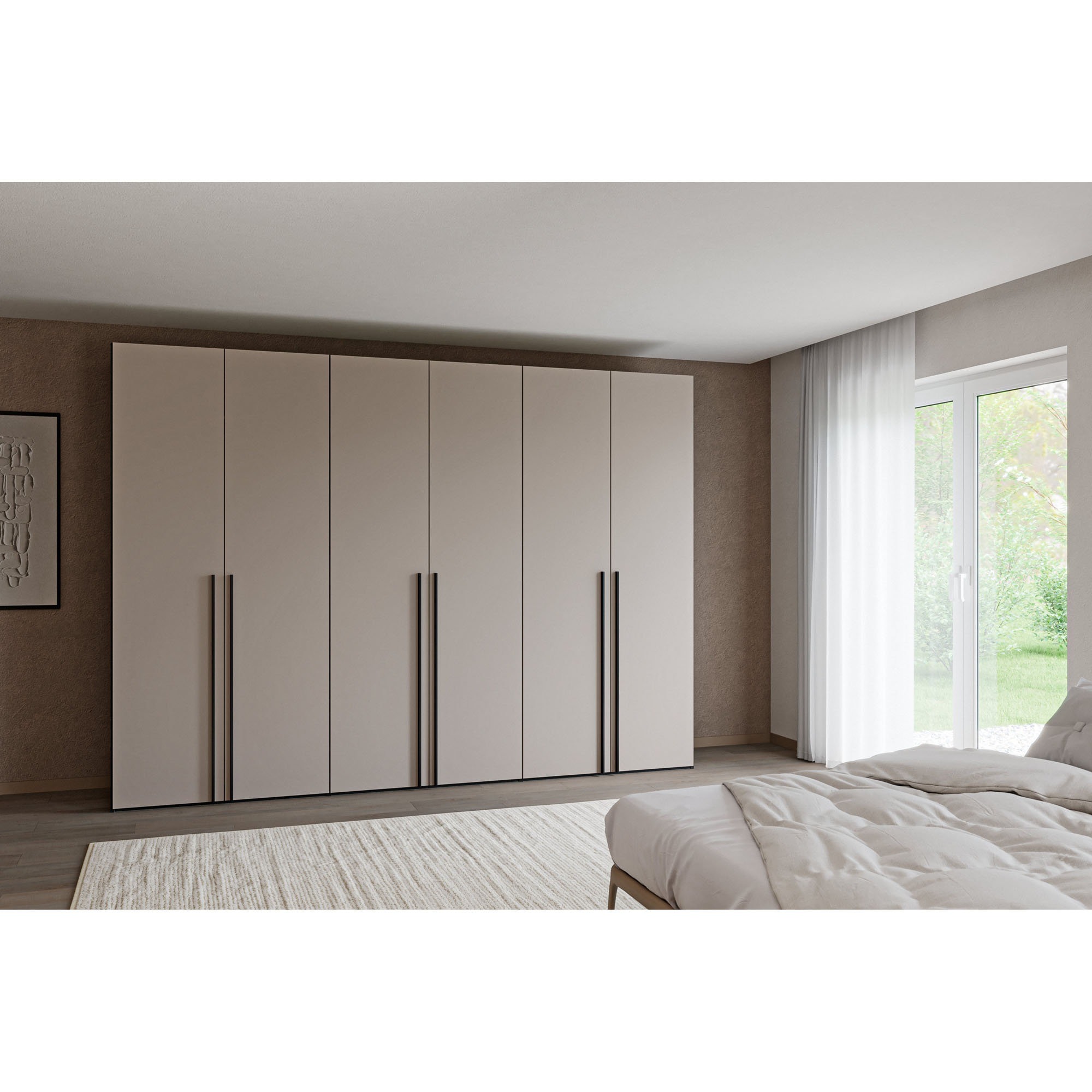 Sechstüriger Kleiderschrank in einem Schlafzimmer mit bodentiefem Fenster