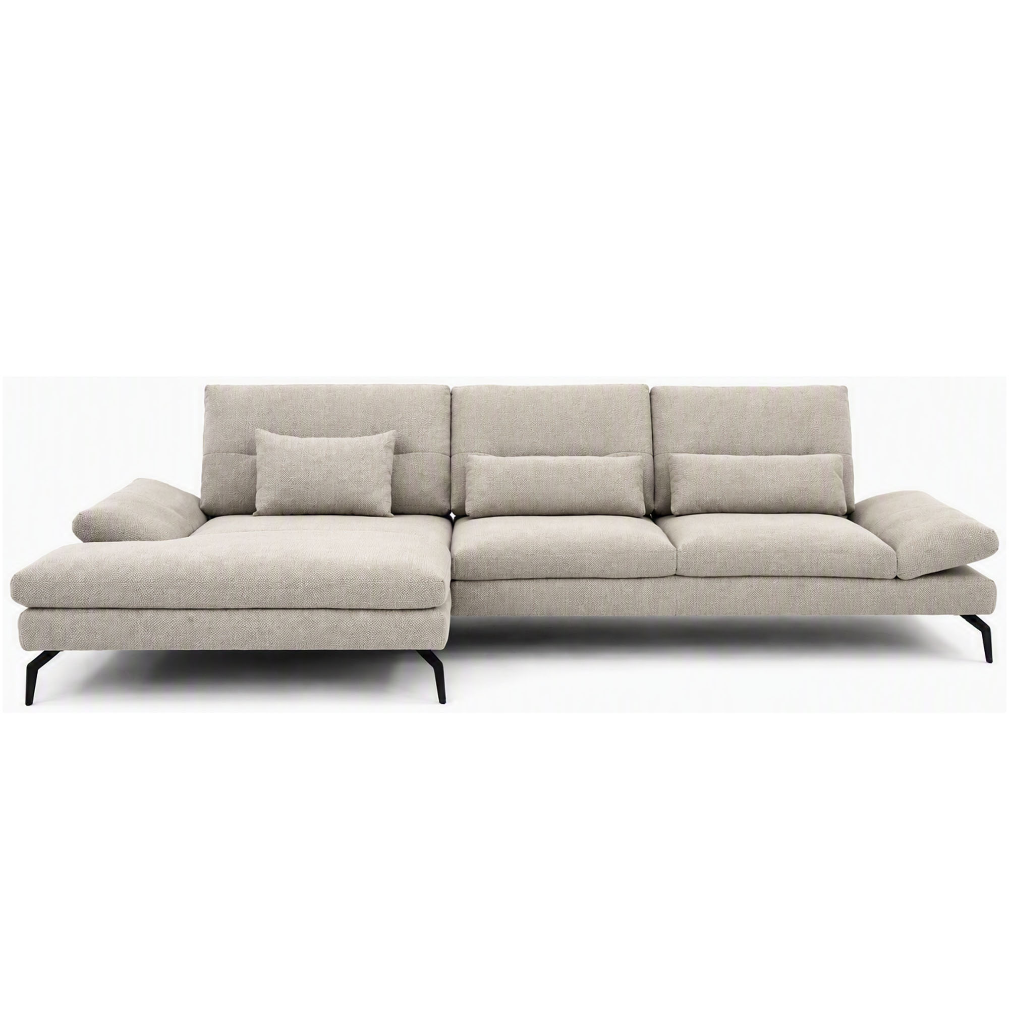 Beiges Ecksofa mit Ottomane links, schwarzen Metallfüßen und drei zusätzlichen Kissen vor den Rückenlehnen in gerader Frontansicht.
