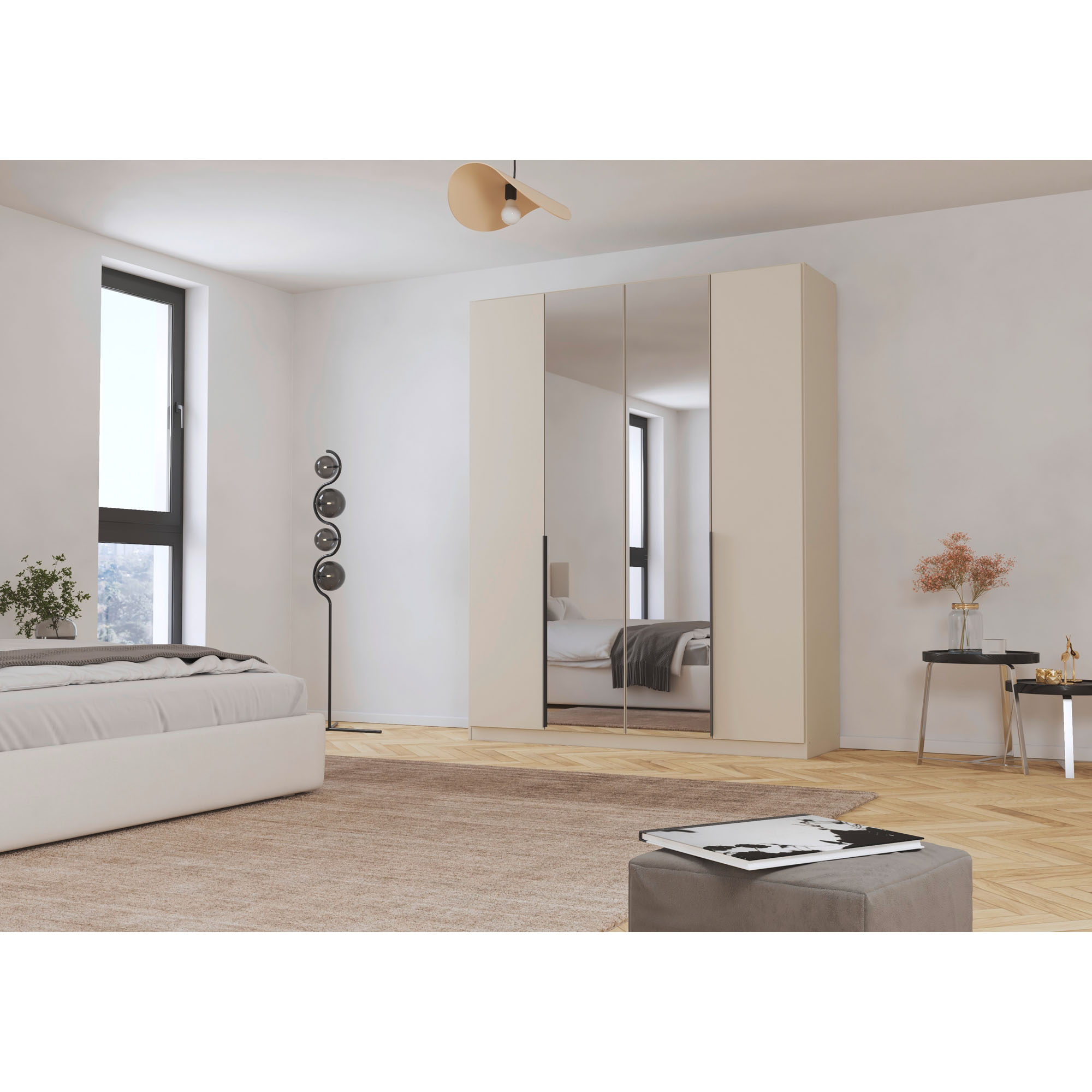 Champagnerfarbener Kleiderschrank mit Spiegeltüren in hellem Schlafzimmer mit Bett, Sessel und Fenster