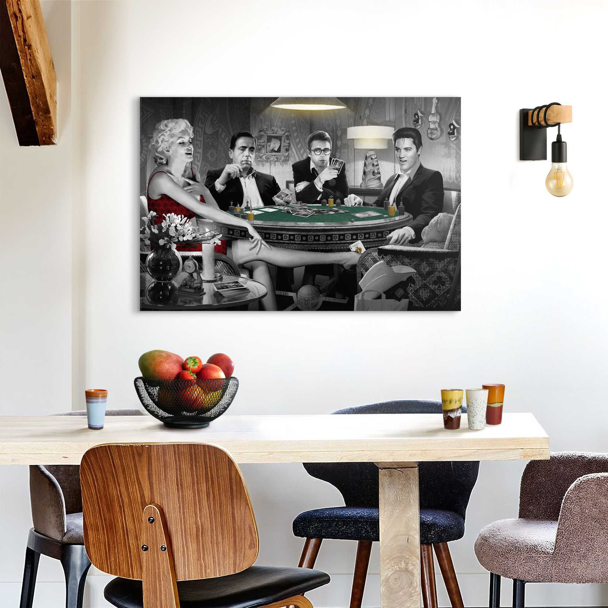 Das Wandbild „Consani - four of a kind“ in Schwarz-Weiß, 60 × 90 cm, hängt in einem eingerichteten Wohnraum und zeigt die Größenwirkung an der Wand.