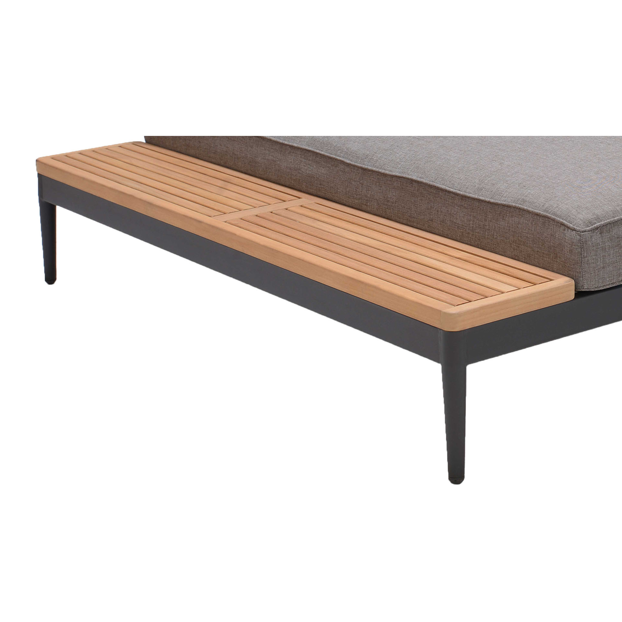Seitliche Ablagefläche aus Holz am Garten Sofa mit Metallgestell auf weißem Hintergrund