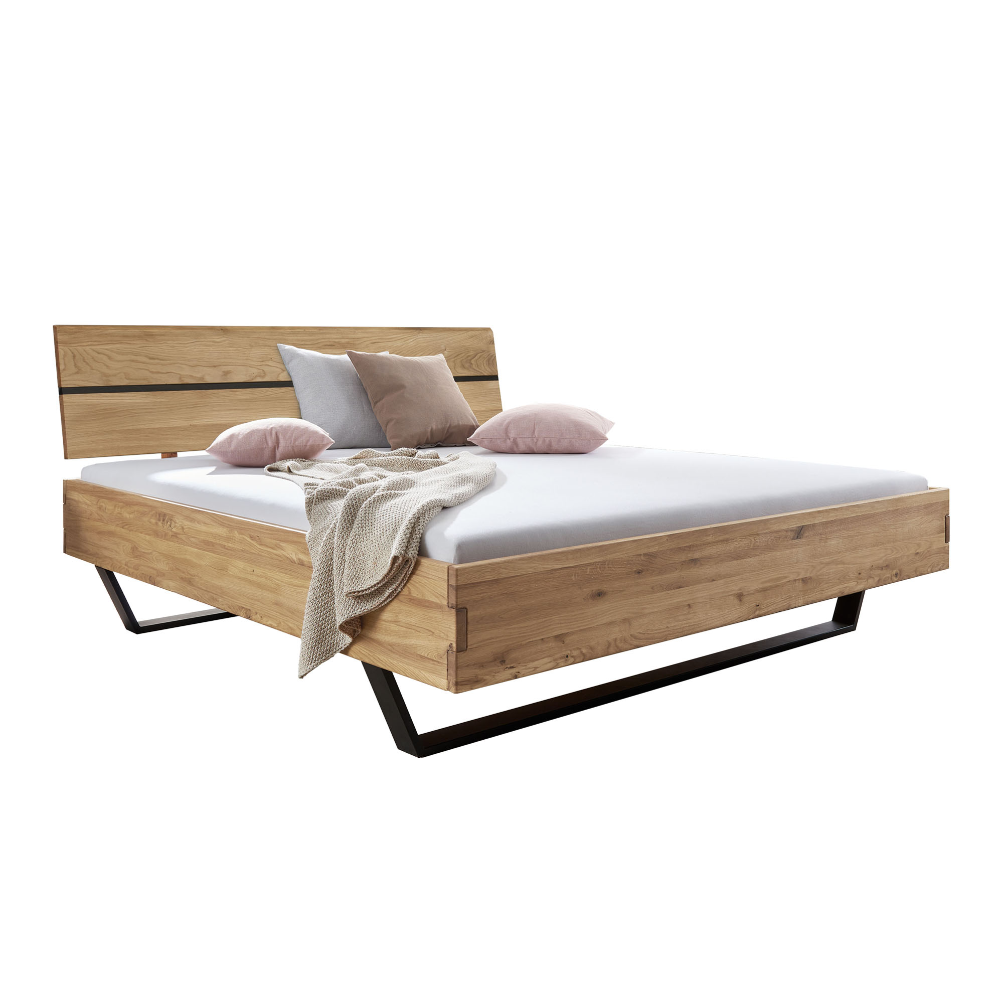 Doppelbett aus Holz mit sichtbarer Maserung und schwarzem Metallgestell vor hellem Hintergrund