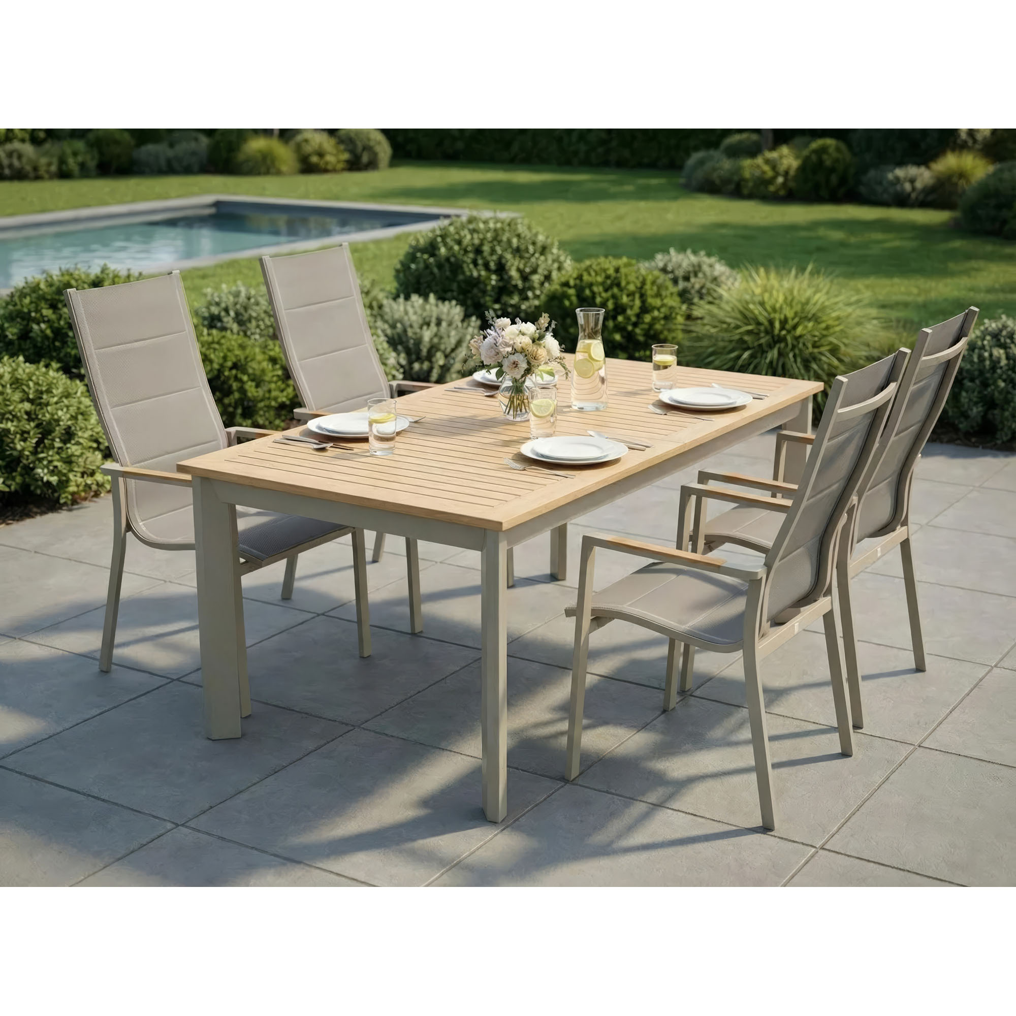Gartentisch mit mehreren Stühlen auf einer Terrasse im Außenbereich