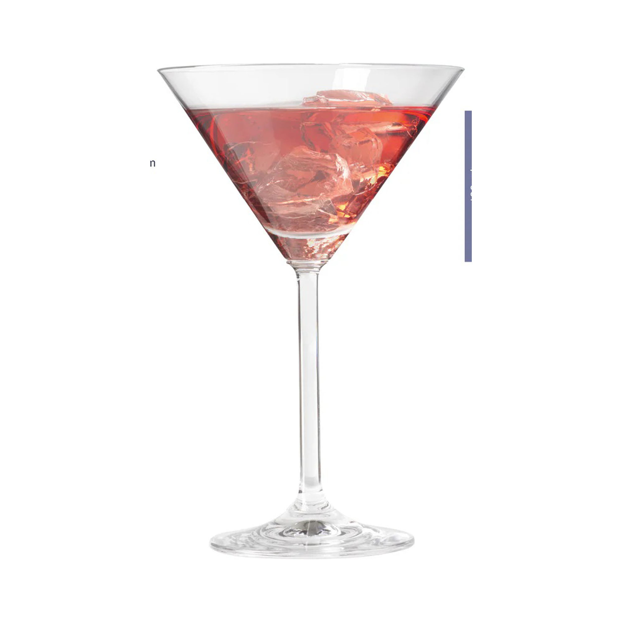Cocktailglas mit rotem Getränk und Eiswürfeln in konischer Form auf weißem Hintergrund