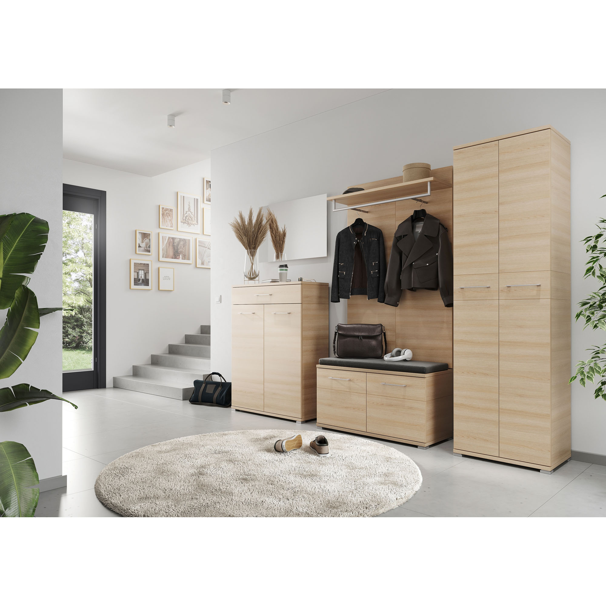 Eingerichteter Flur mit Garderobenpaneel, Bank, hohem Schrank und Kommode in heller Holzoptik