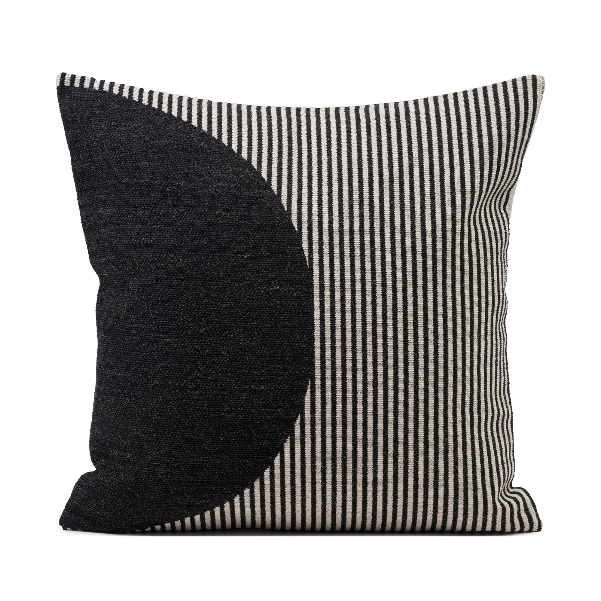 Quadratische Kissenhülle Modell Sally in Schwarz, ca. 50 × 50 cm.