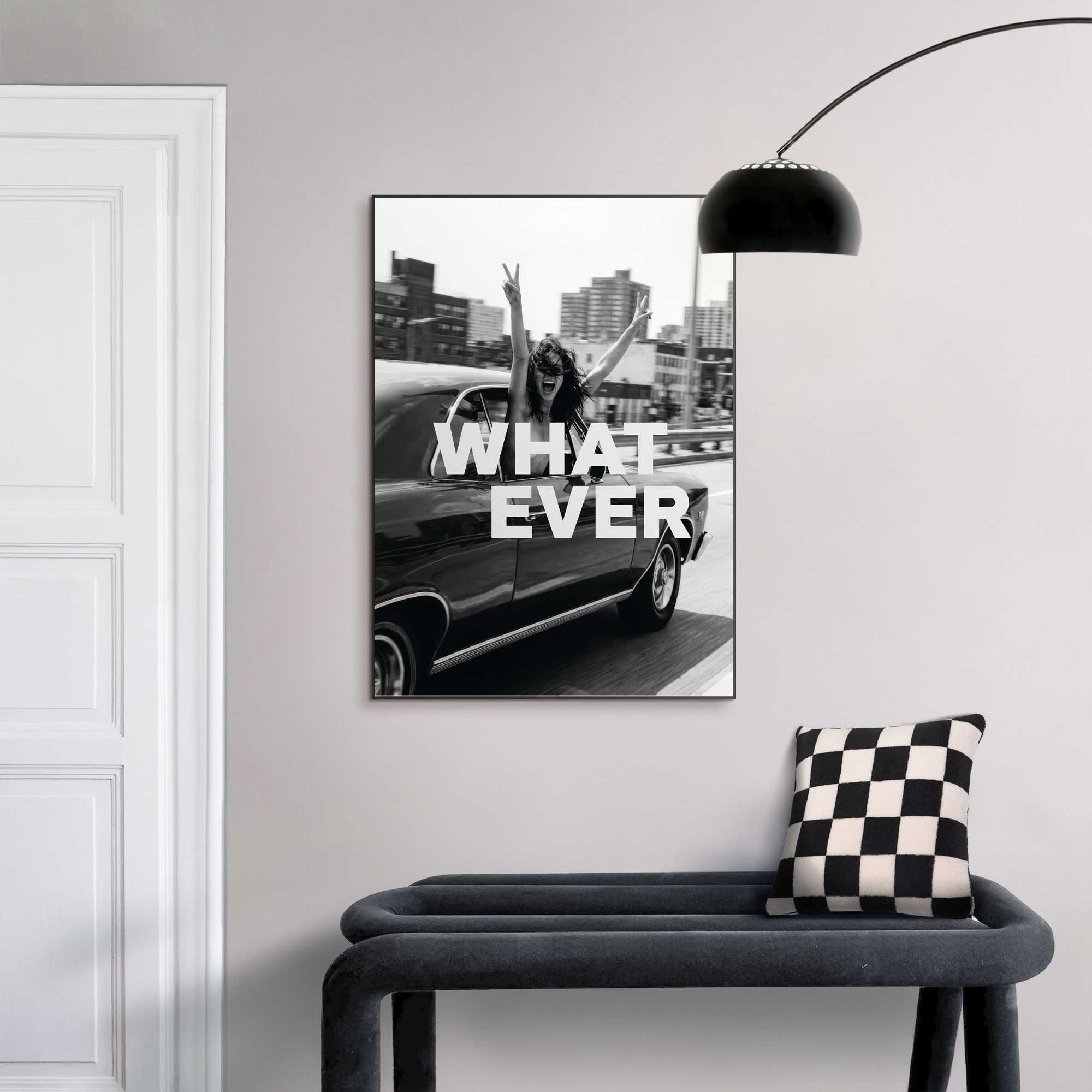 Das Wandbild „What Ever“ in Schwarz-Weiß, 50 × 70 cm, hängt in einem eingerichteten Wohnraum und zeigt die Größenwirkung an der Wand.