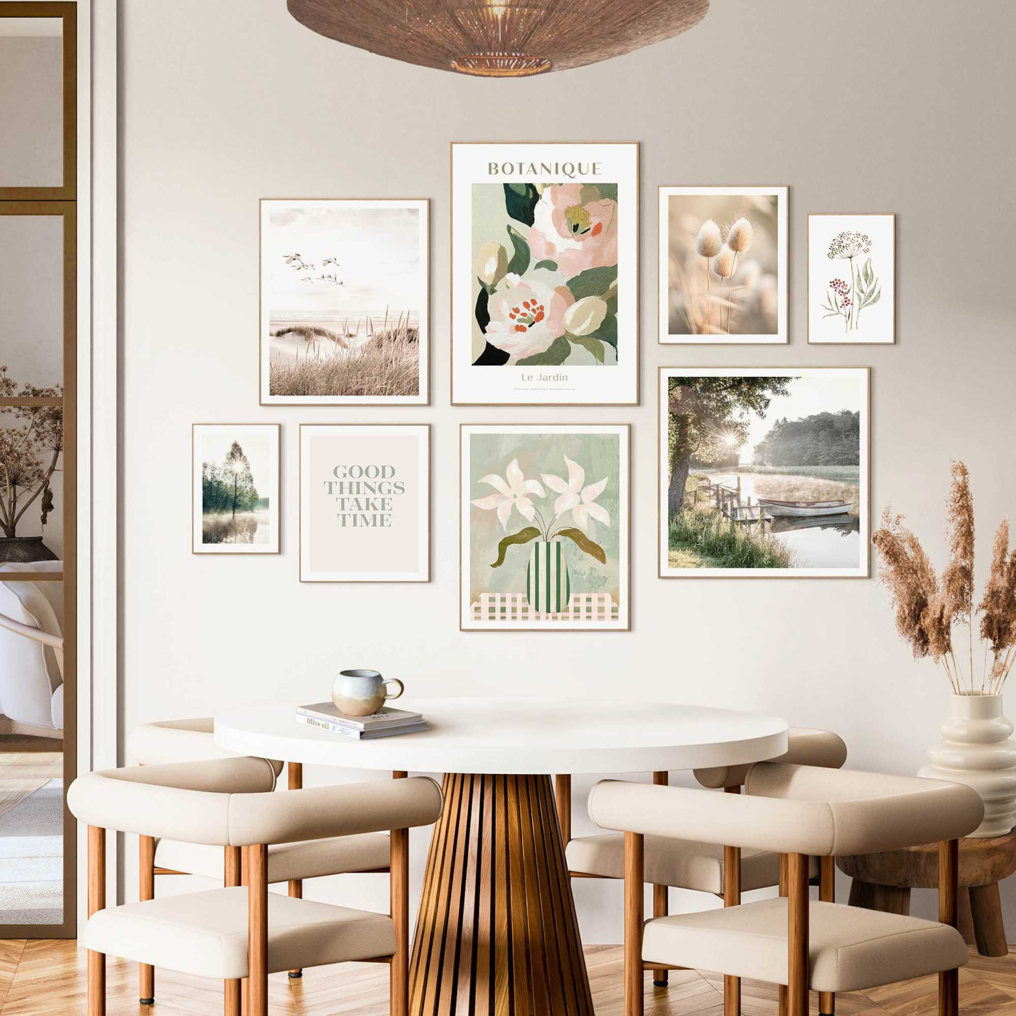 Das Wandbild „Botanique“, 50 × 70 cm, ist zusammen mit weiteren Motiven als Bilderwand in einem eingerichteten Raum zu sehen.