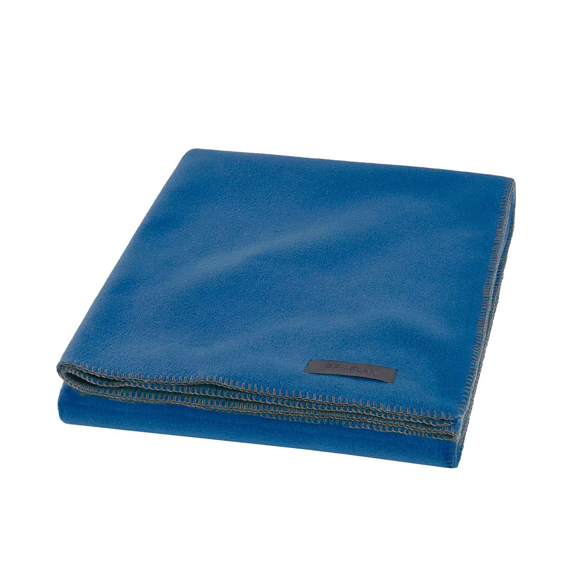 Decke Proflax Fleece in Blau, 160 × 200 cm, sauber gefaltet mit sichtbarer Ziernaht am Rand und kleinem Textillabel.