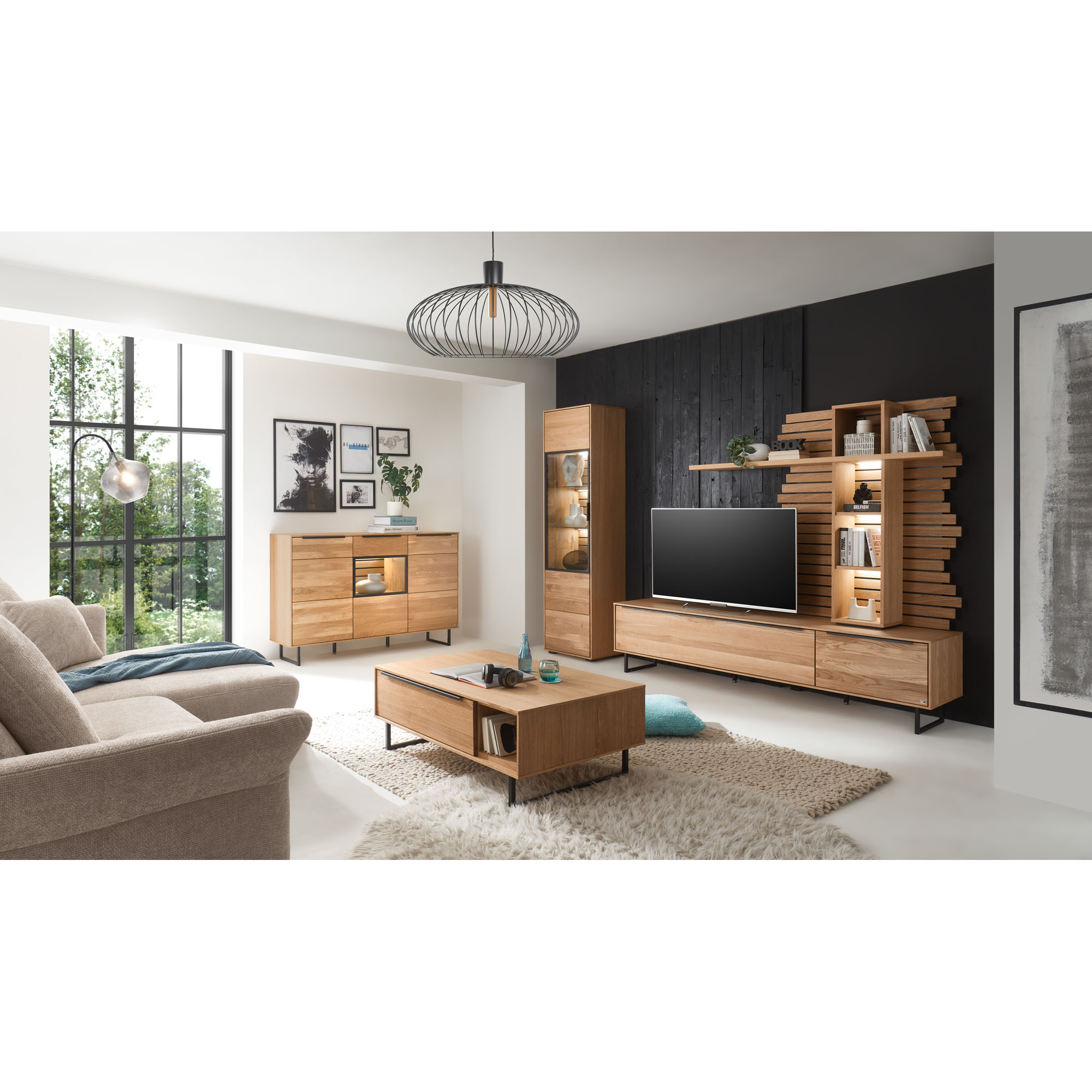 Modernes Wohnzimmer Musterring Set One Jackson mit Wohnwand Lowboard Vitrine Sideboard und Couchtisch in heller Raumgestaltung