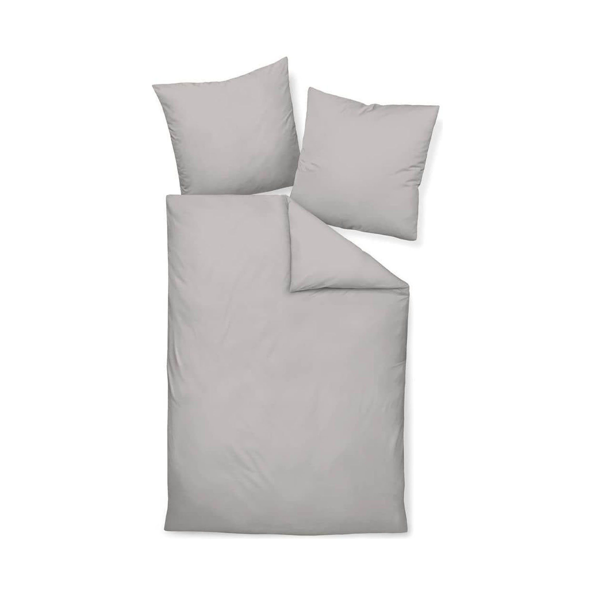 Freigestellte Janine Mako-Satin Bettwäsche Colors 31001 in Platin mit Bettbezug und zwei Kissenbezügen.