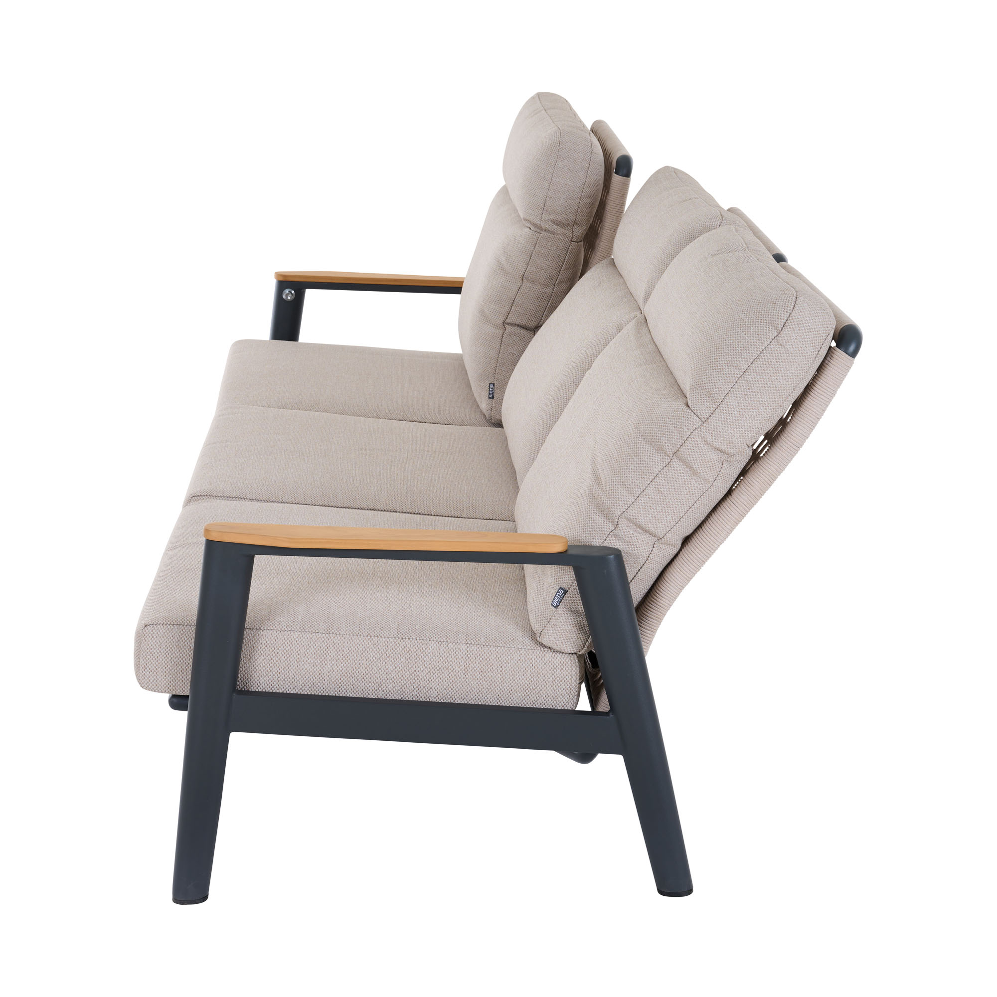Seitenansicht eines Dreisitzer-Sofas mit beigen Polstern, schwarzem Metallrahmen und Holz-Armlehne, leicht nach hinten geneigt.