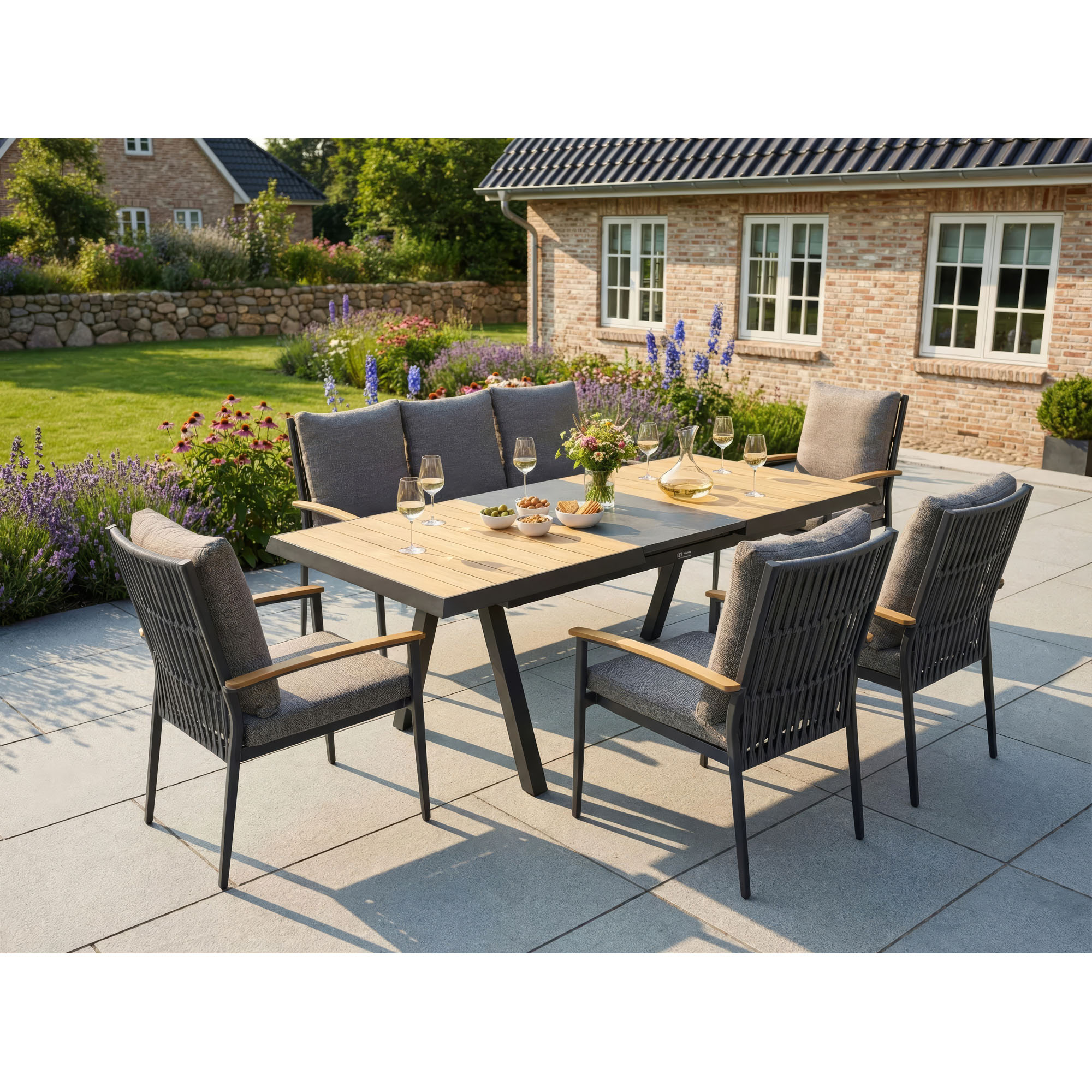 Gartensessel mit Armlehnen an einem Gartentisch auf einer Terrasse im Außenbereich