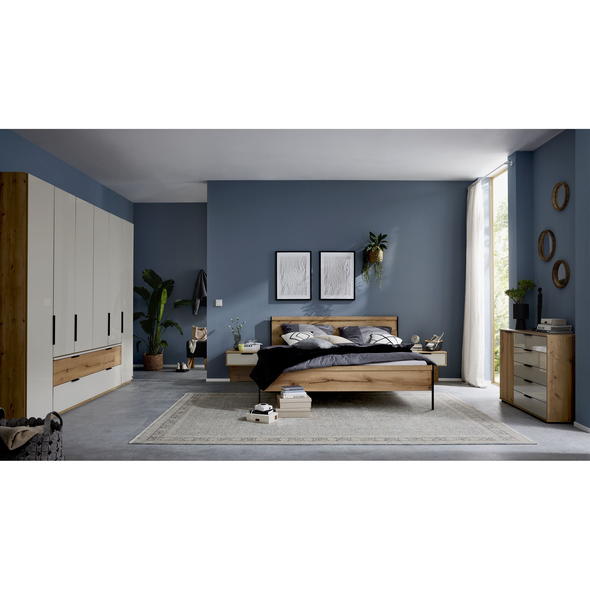 Modernes Schlafzimmer Interliving 1034 mit Bett in Holzoptik, weißem Kleiderschrank, Kommode und blauer Wandgestaltung