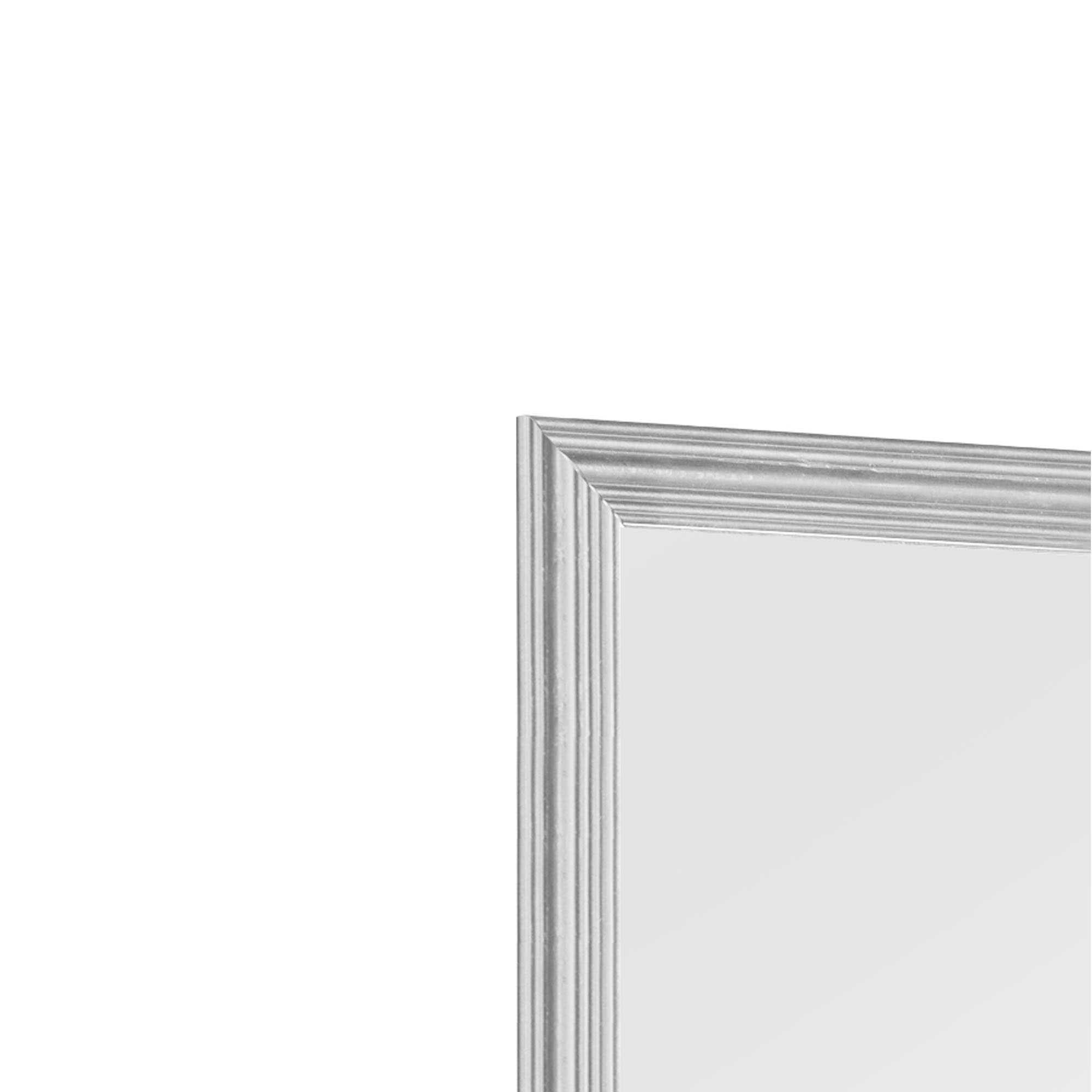 Türhängespiegel Bea in Silber, als Nahaufnahme des oberen Rahmenbereichs; Maße ca. 30 x 120 x 1,5 cm.