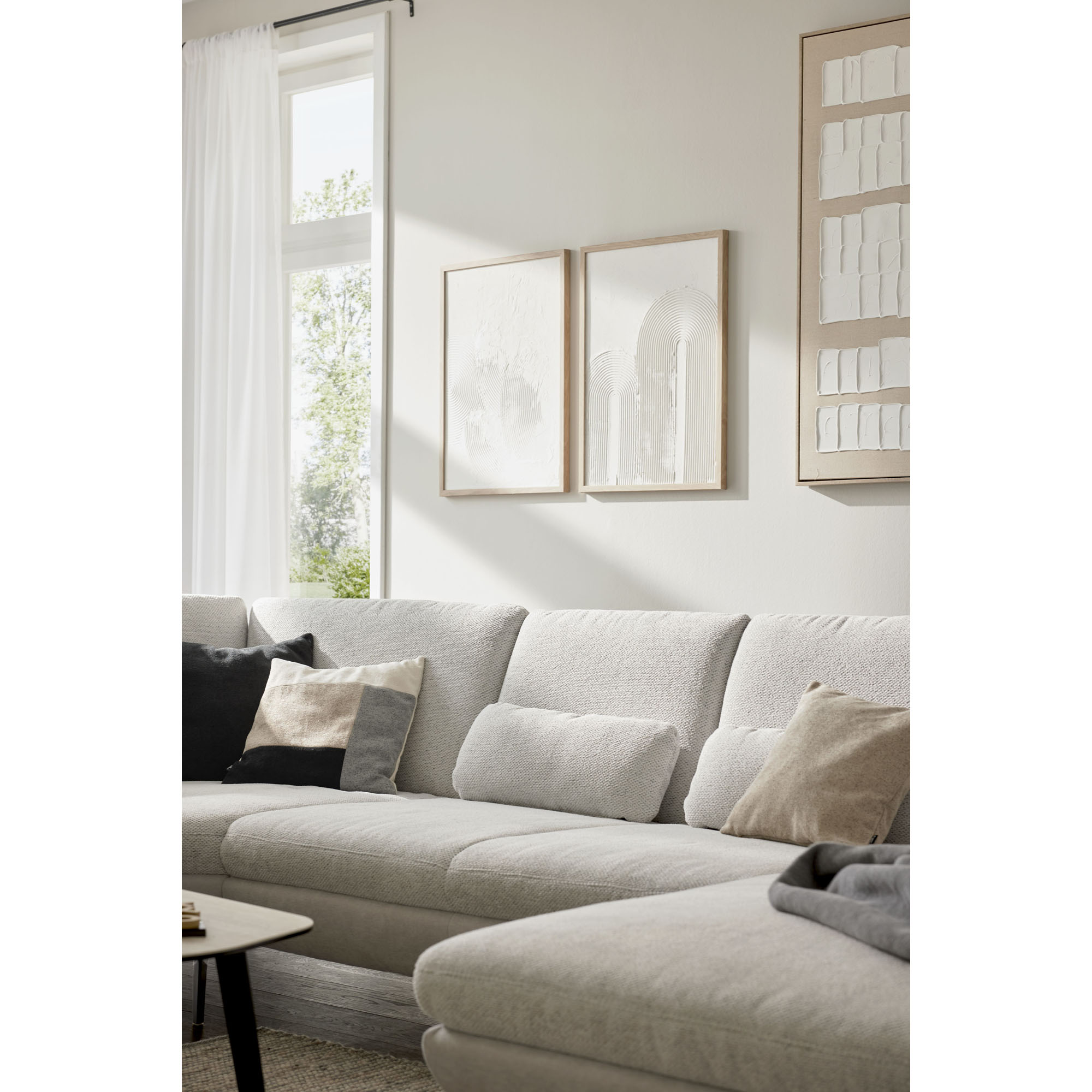 Detailansicht der Rückenlehne und Sitzfläche der Interliving Sofa Serie 4304 mit Strukturstoff