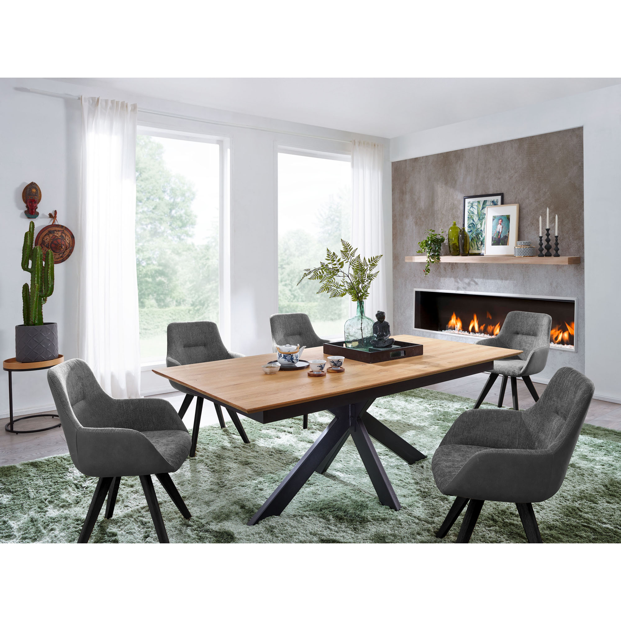Rechteckiger Esstisch mit Holzplatte und schwarzem Metallgestell in einem Esszimmer mit Stühlen, Teppich und Kamin