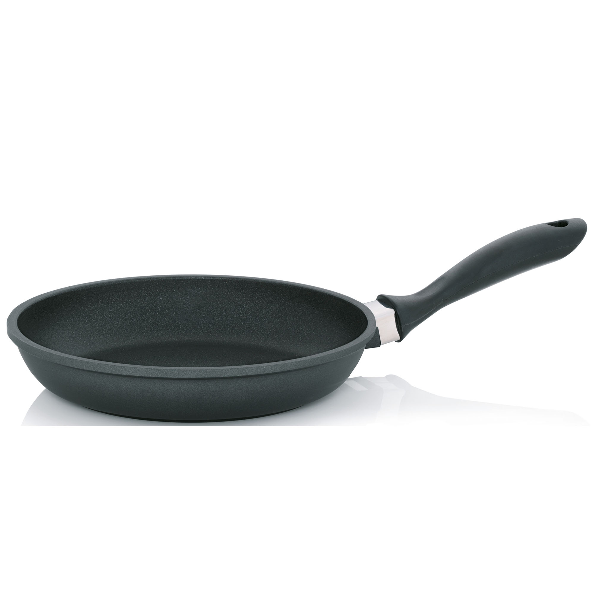 Runde Bratpfanne in Schwarz mit flachem Rand und langem Griff
