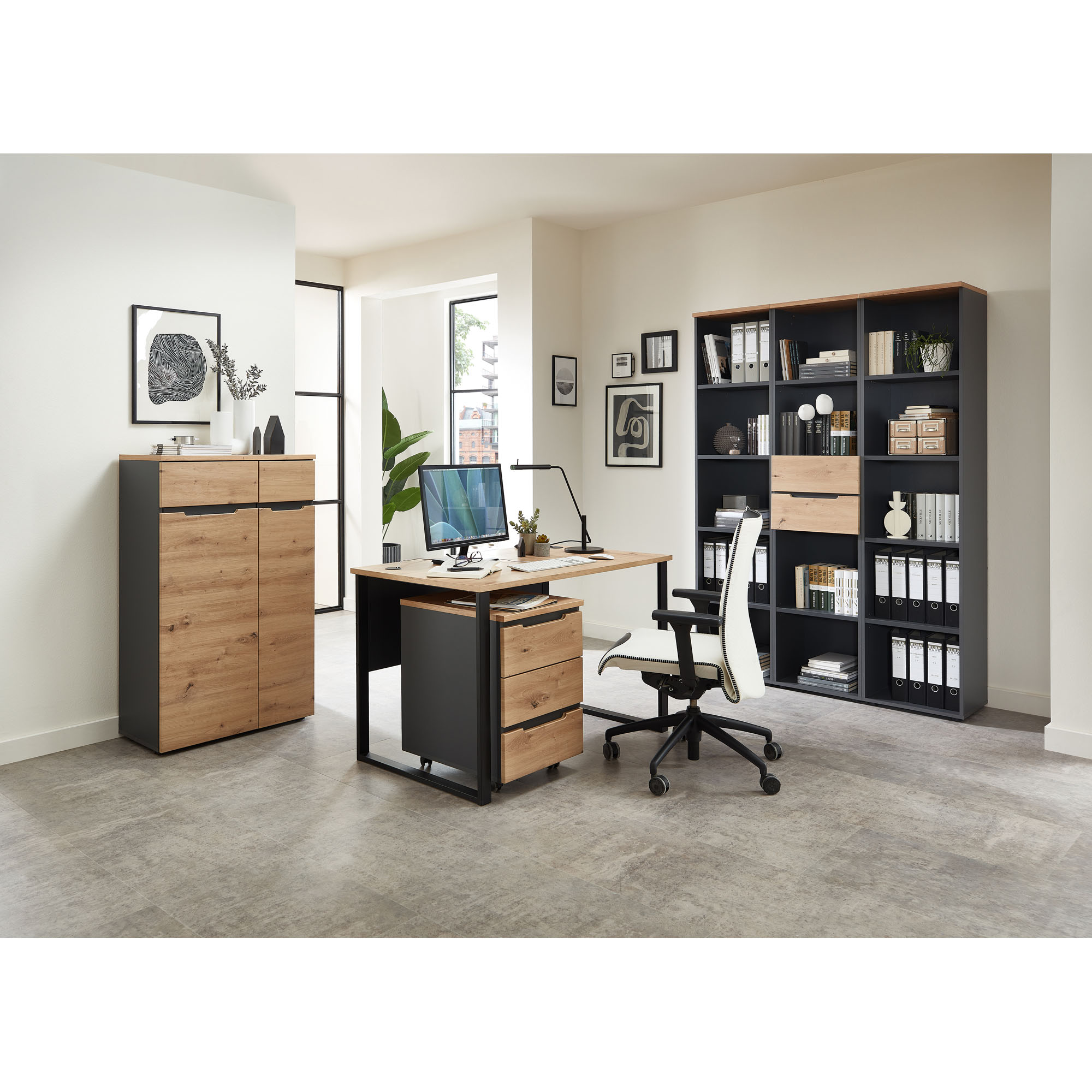 Helles Büro mit Schreibtisch, Bürostuhl und mehreren Stauraummöbeln in dunklem Korpus und Holzoptik-Fronten