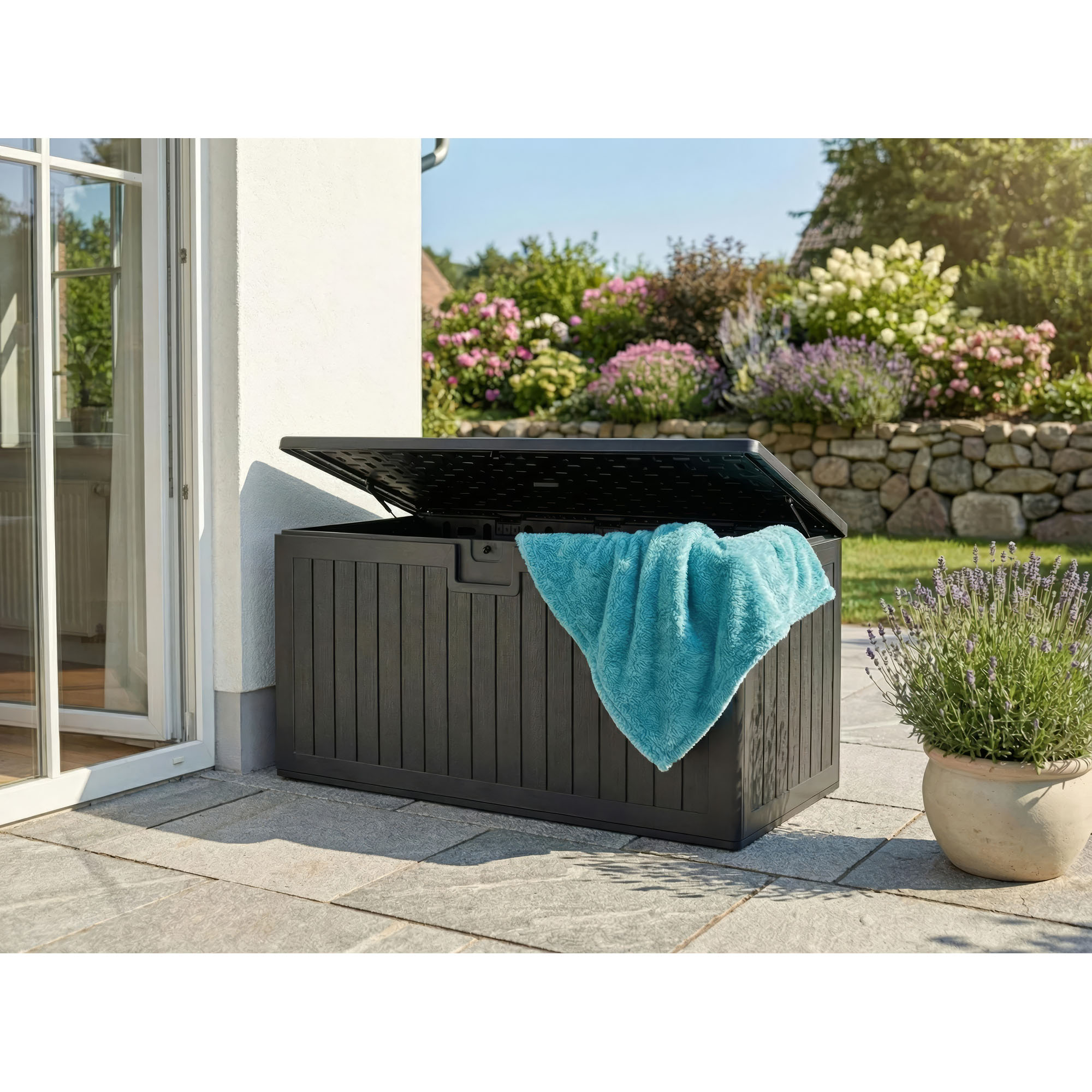 Aufbewahrungsbox mit geöffnetem Deckel auf einer Terrasse im Außenbereich