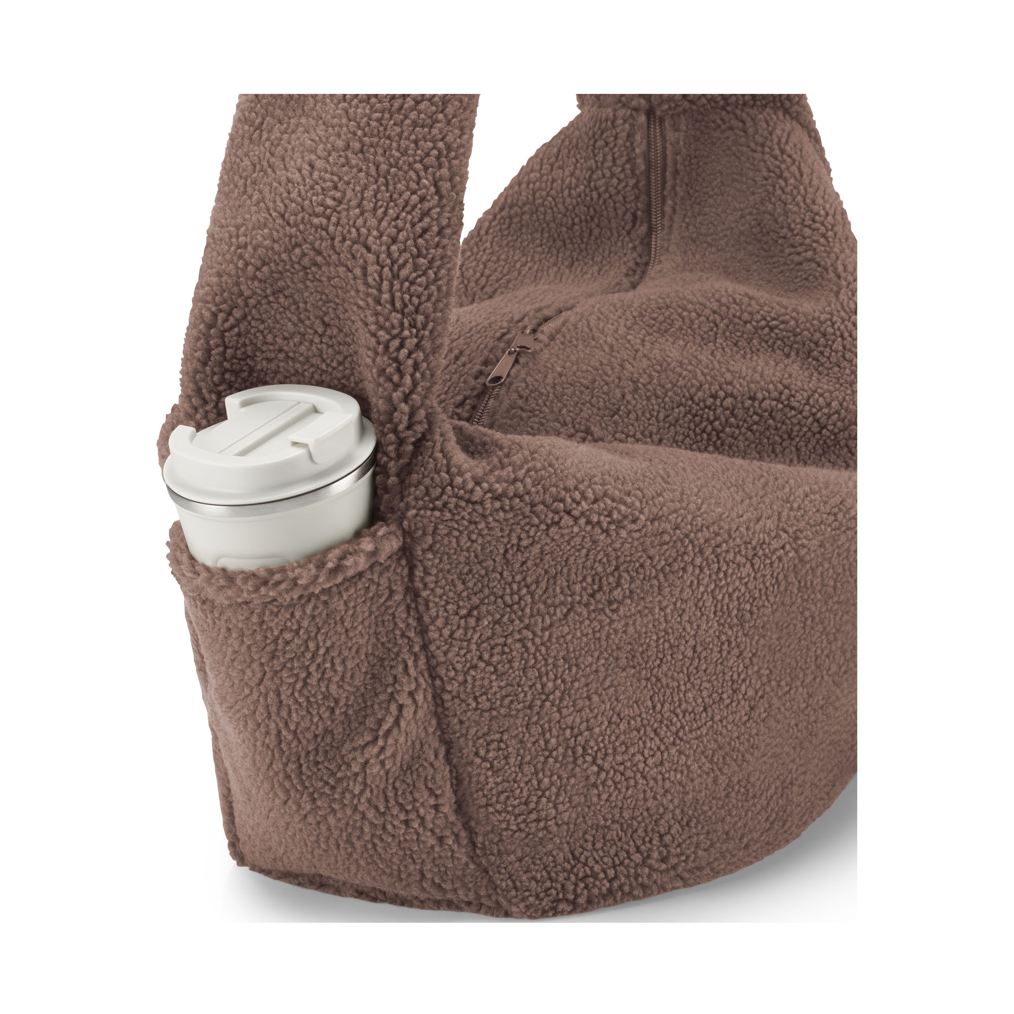 Schultertasche von Reisenthel, Modell Moonbag, in Schokoladenbraun aus Teddyfleece, mit einem Becher in der seitlichen Außentasche