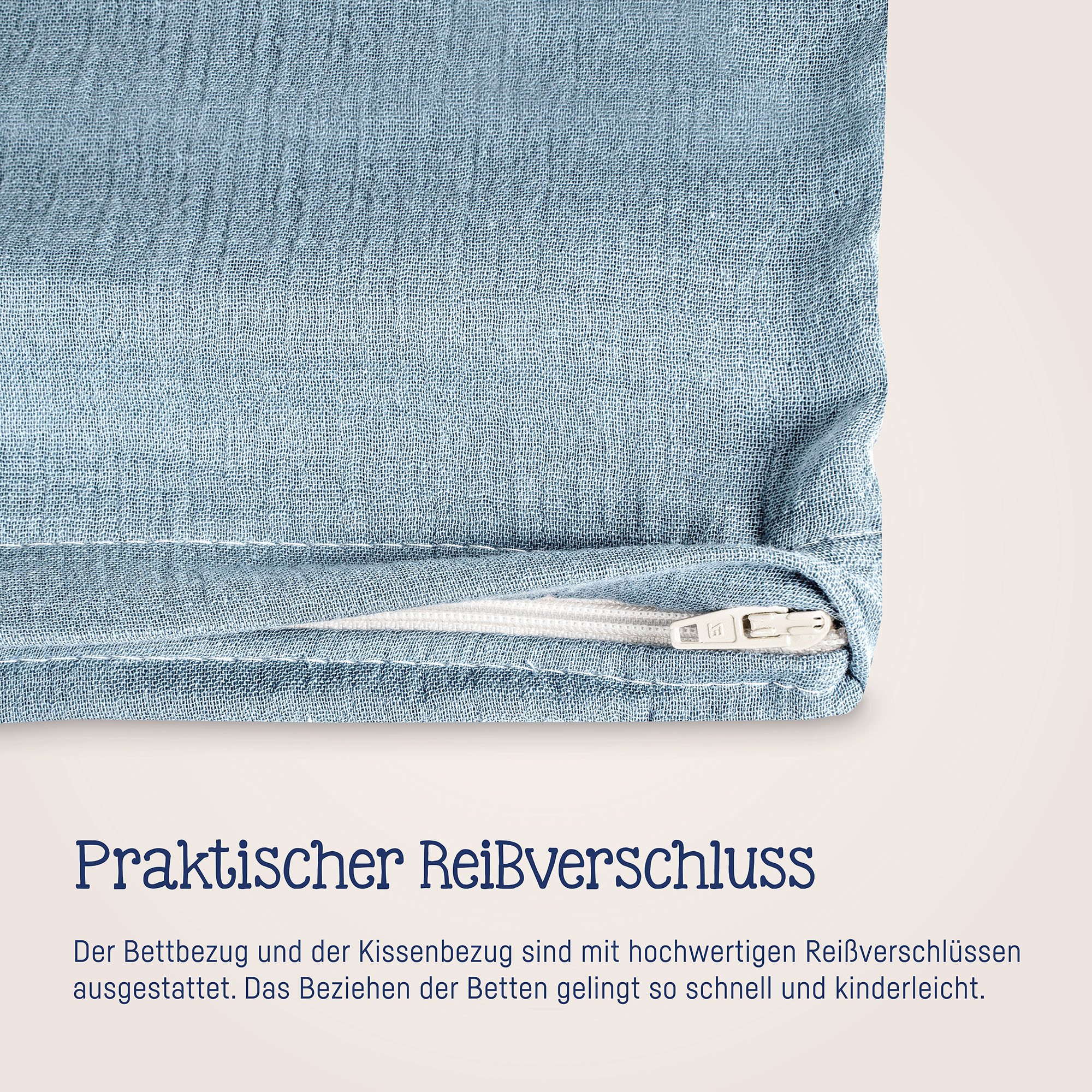 Nahaufnahme eines weißen Reißverschlusses an hellblauer Musselin-Kinderbettwäsche mit sichtbarer Stoffstruktur