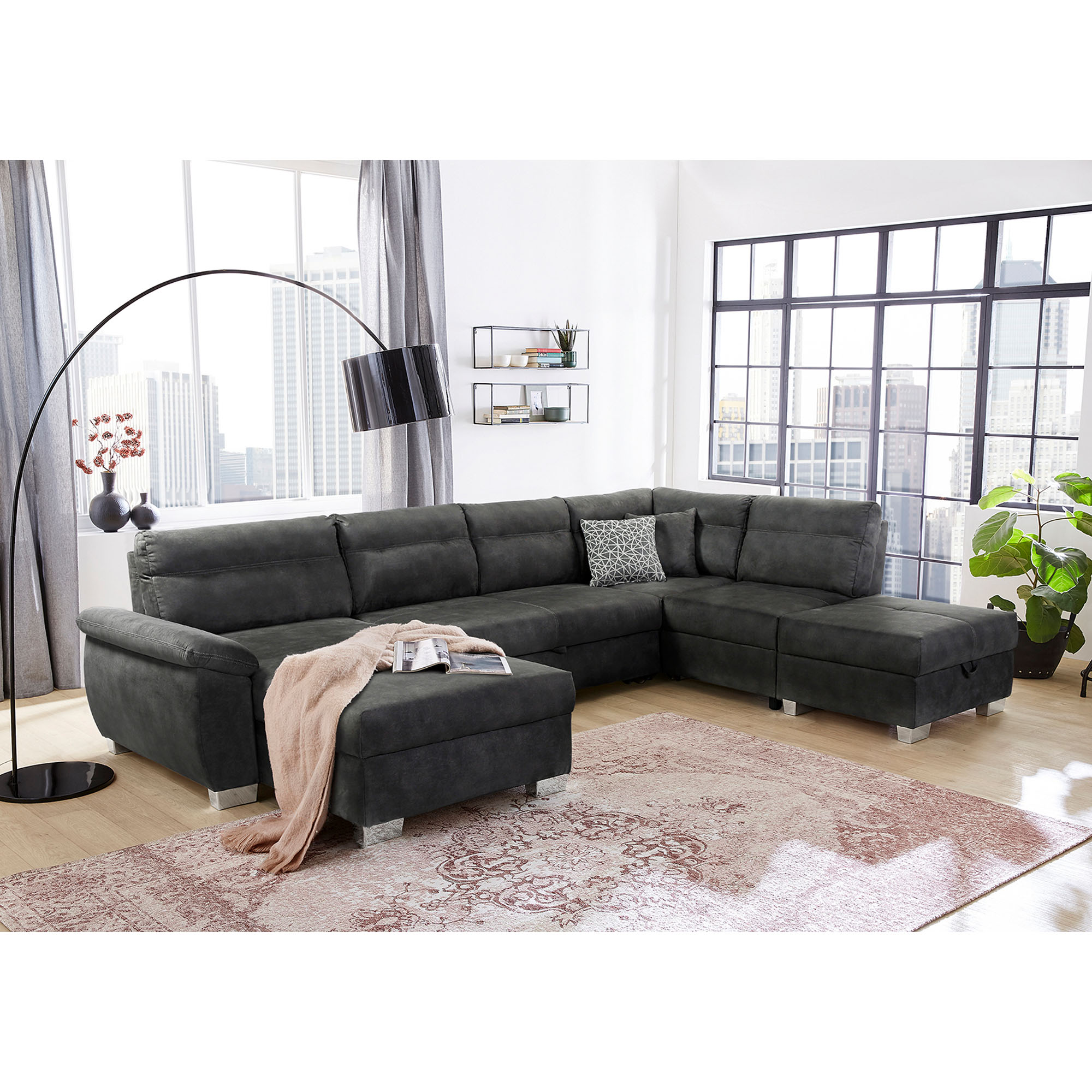 Wohnlandschaft in Grau, Stellmaß 347x233x180x91 cm, mit zwei Zierkissen in Dunkelgrau und Hellgrau, dargestellt in einem Wohnzimmer