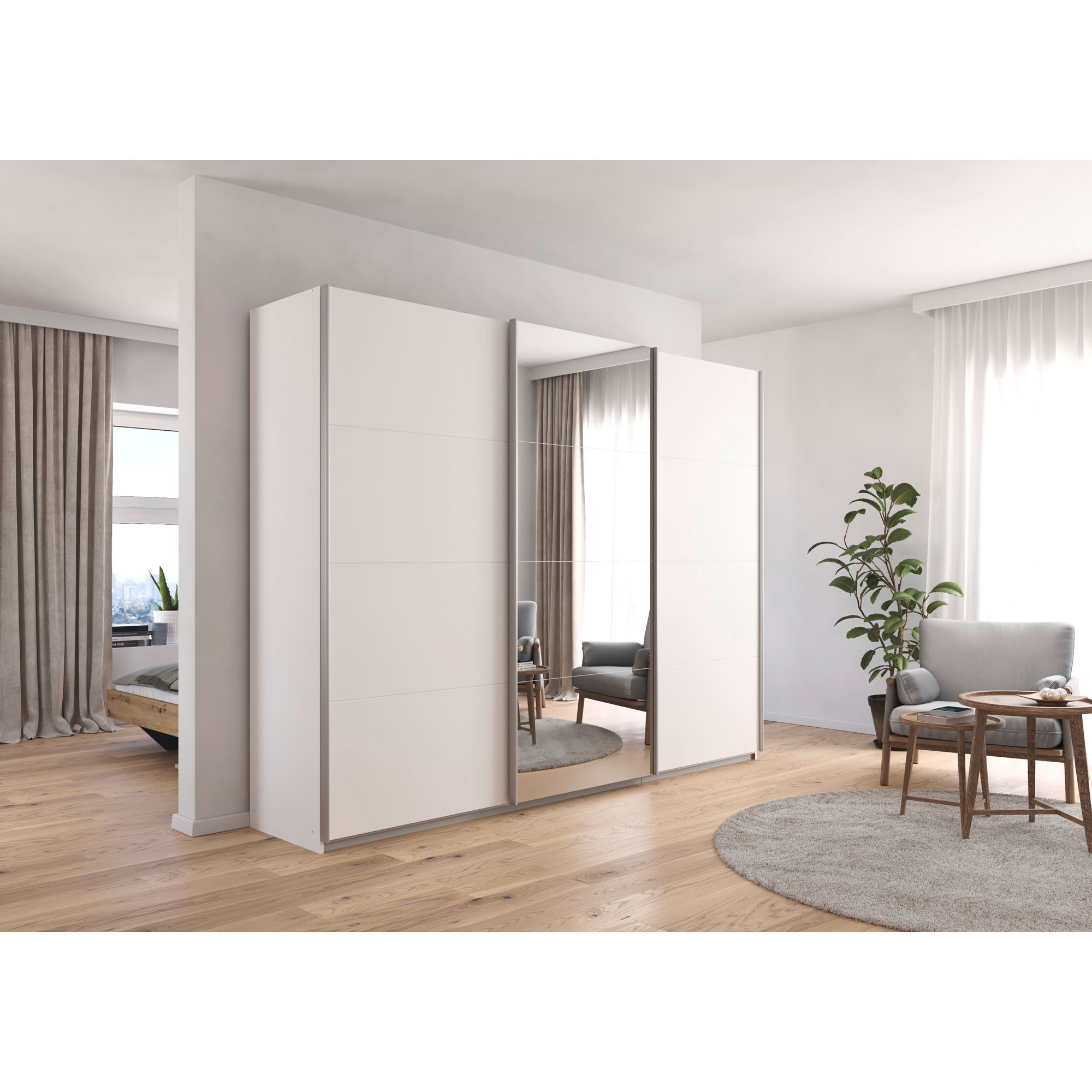 Großer weißer Schwebetürenschrank mit Spiegeltür in einem hellen, modern eingerichteten Schlafzimmer